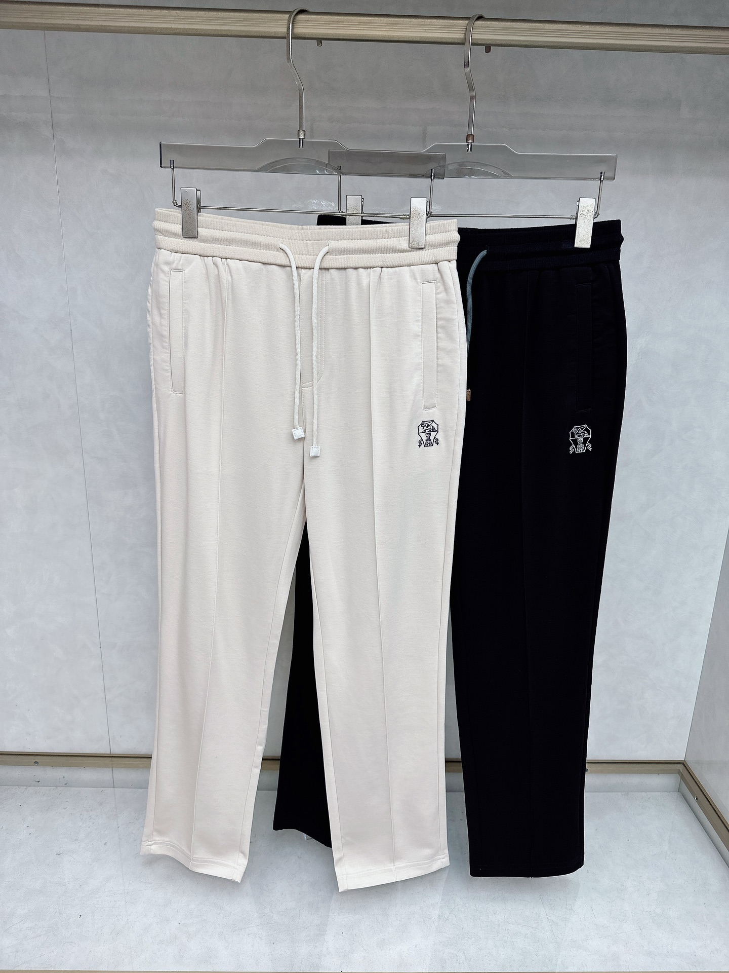 NO:596920,BC's top quality latest casual pants of the same style, complete with three standards!  The details are perfect and exquisite, and the workmanship is impeccable!  The customized metal hardware is very exquisite and high-end. It is made of ultra-soft one-piece pitted knitted fabric, which feels very smooth and comfortable. The fabric is stiff, anti-wrinkle and wear-resistant, moisture-absorbent and quick-drying and breathable. The upper body is neat and stylish, with a regular fit. 48-56,, alexander wang19860909BC 顶级品质最新同款休闲裤,三标齐全！细节完美精致,做工无可挑剔！定制金属五金非常精致高档,采用超柔软一体织坑条针织面料,手感非常柔顺舒适,面料挺括抗皱耐磨,吸湿速干透气,上身利落有型,常规版型.48-56,,alexander wang,Men's clothing