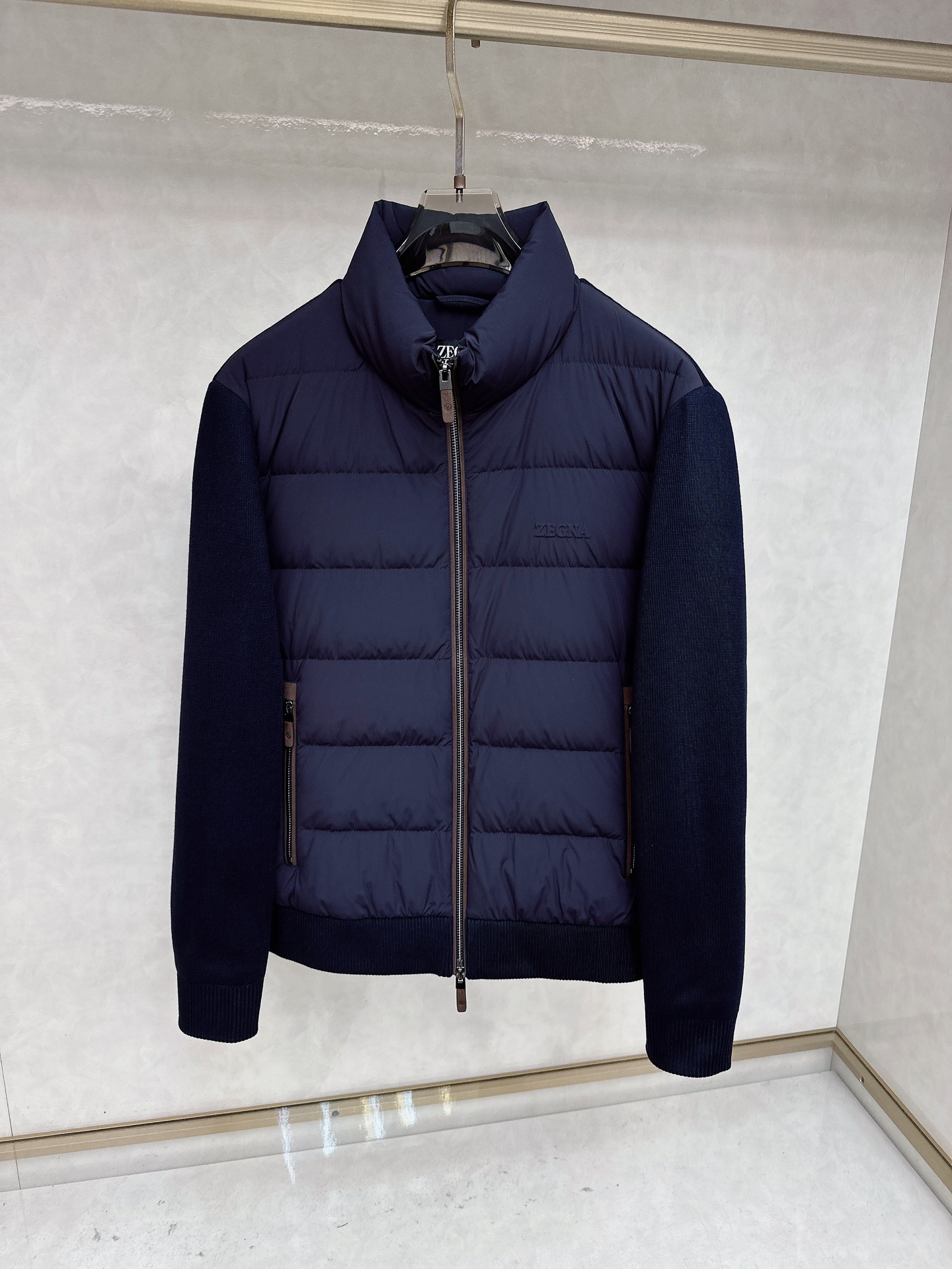 NO:596923,Ermenegildo Zegna's high-end recommended products, autumn and winter men's original single knitted splicing down jacket!  Aristocratic blood, full of fluffiness, cold-proof artifact, high-end top-notch ready-to-wear, integrated with fashion design elements, not dominated by functionality, practical wear on the high street. The filling is imported high-grade 90 white duck down feathers, which are high in weight and thick, with excellent quick heating and heat preservation effects. It gathers Zegna traditional craft symbol pieces, and gives the new season fashion vitality and fashion aesthetic value. The style is both solemn and harmonious, and is the first choice for urban elite men.  Size M-3xL,,zegna,down jacket,alexander wang19860909杰尼亚 高端推荐牛货 秋冬款男士原单针织拼接羽绒服！贵族血统 蓬松感十足 御寒神器 高端顶尖一线成衣,融入了时装的设计元素,不以功 能性为主导,高街实穿款.填充物为进口高级甄选90白鸭绒羽毛,高克重厚实,速热以及聚温保暖效果极好.聚集了杰尼亚传统工艺 符号片, 并赋予了新一季时尚活力和时装美学价值,亦庄亦谐的风格,都市精英男士首选. 尺码M-3xL,,zegna,down jacket,alexander wang,Men's clothing