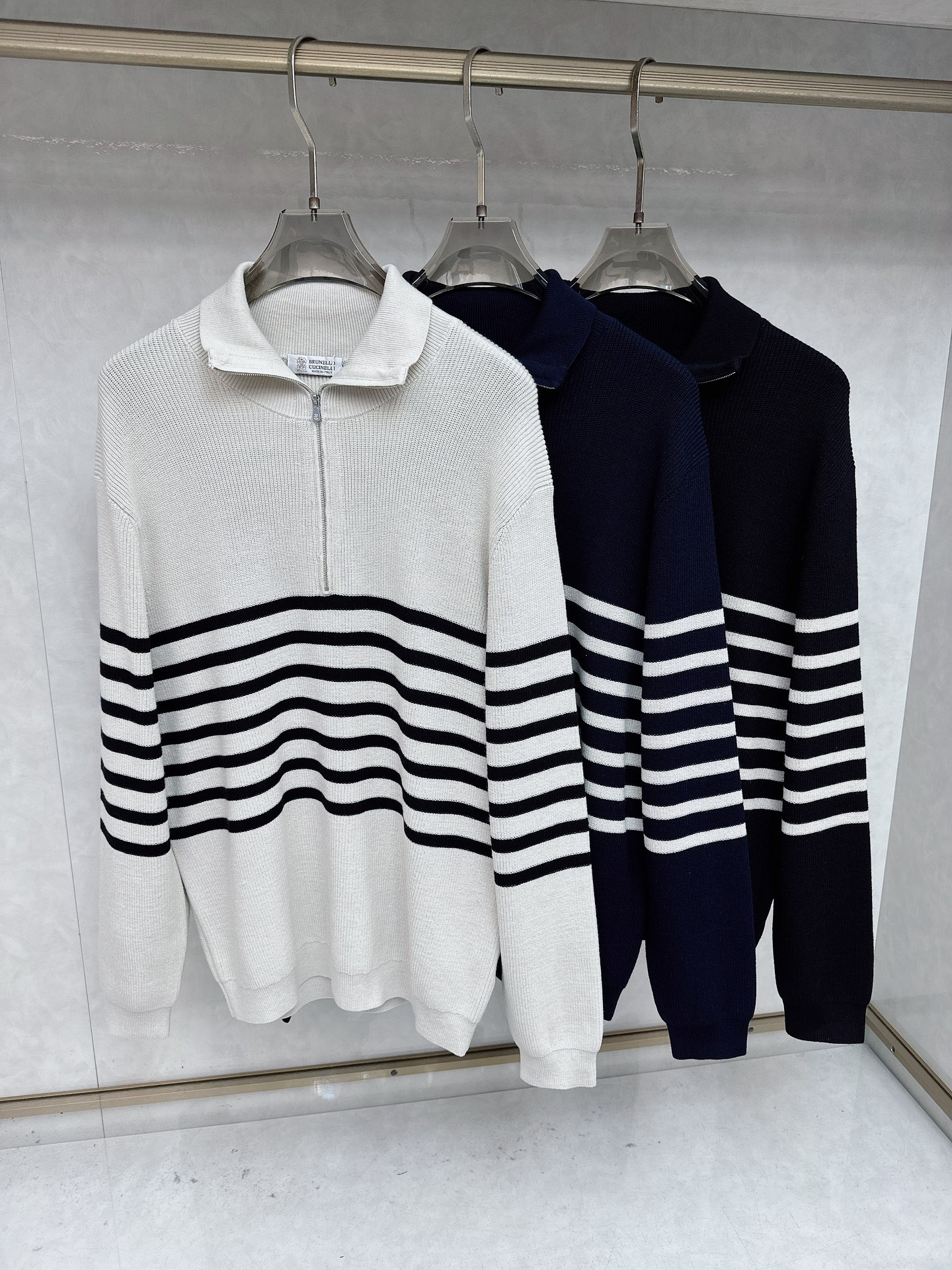 NO:596932,BC highly recommended!  aw new autumn and winter style, zipper lapel design, synchronized sweater, fashionable classic basic style, natural color knitting, big brand elements, wool blended autumn and winter must-have style, using wool blended sweater to thicken the sweater, exquisite, simple and elegant design, not too complicated craftsmanship, playing with the fusion of design and material, simple European style, with imported wool knitted fabric, a perfect base for autumn and winter!  Size M-3XL,,sweaters,alexander wang19860909BC 重磅推荐！aw秋冬新款 拉链翻领设计同步毛衣时尚经典基础款本色针织 大牌元素 羊毛混纺秋冬必备款 采用羊毛混纺针织衫加厚毛衣,精致简洁大方设计 没有过多复杂的工艺 玩的就是设计与材质的融合 简约的欧风 配以进口羊毛针织面料,秋冬季打底神器！尺码M-3XL,,sweaters,alexander wang,Men's clothing