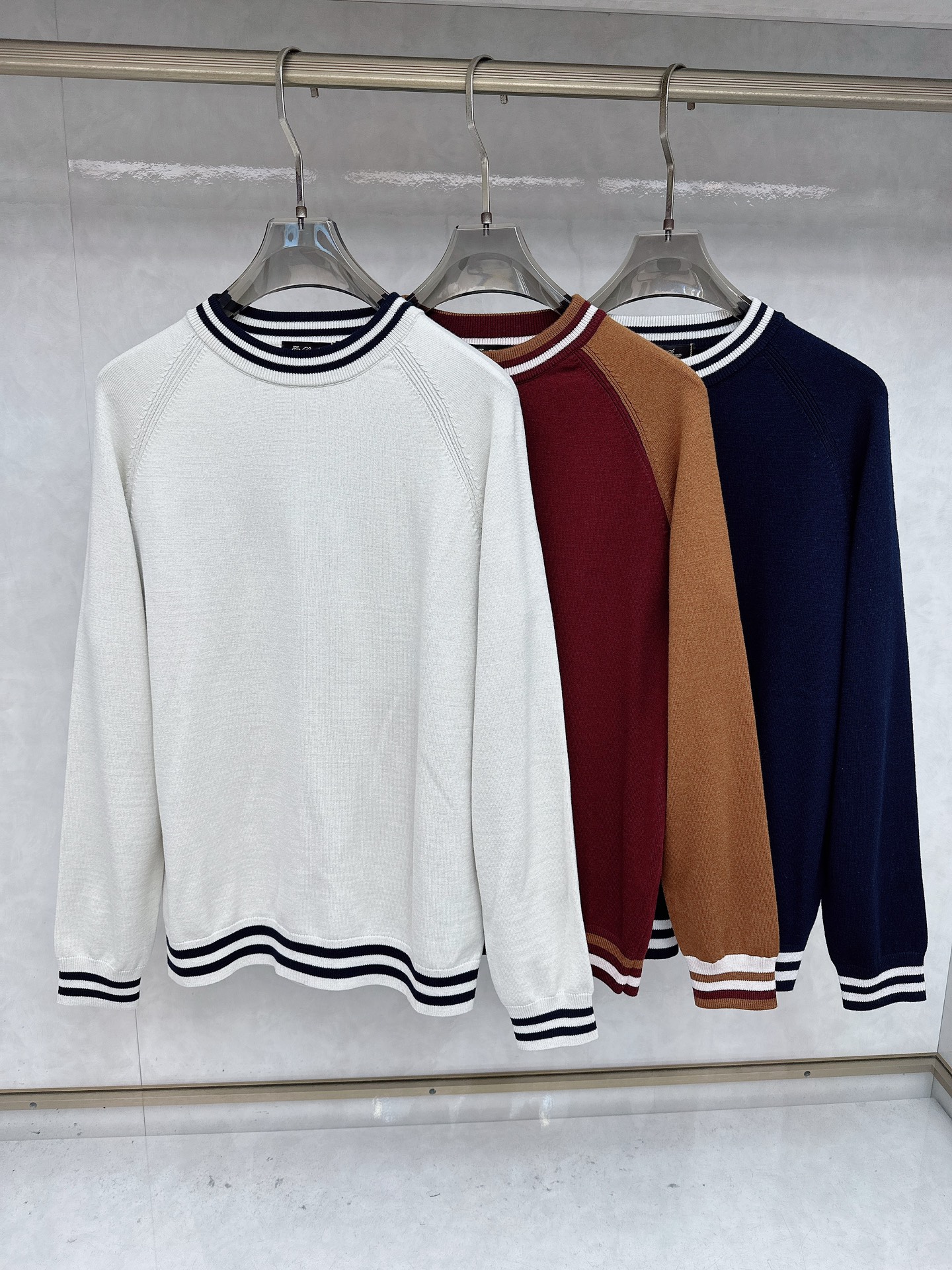 NO:596935,LP Nuoyoupanya Highly recommended!  aw new autumn and winter style, synchronous sweater, fashion classic basic style, natural color knitting, big brand elements, wool blended autumn and winter must-have style, using wool blended sweater thickened sweater, exquisite, simple and elegant design, not too complicated craftsmanship, playing with the fusion of design and material, simple European style, with imported wool knitted fabric, a perfect base for autumn and winter!  Size M-3XL,,loro piana,sweaters,alexander wang19860909LP 诺悠翩雅 重磅推荐！aw秋冬新款 同步毛衣时尚经典基础款本色针织 大牌元素 羊毛混纺秋冬必备款 采用羊毛混纺针织衫加厚毛衣,精致简洁大方设计 没有过多复杂的工艺 玩的就是设计与材质的融合 简约的欧风 配以进口羊毛针织面料,秋冬季打底神器！尺码M-3XL,,loro piana,sweaters,alexander wang,Men's clothing