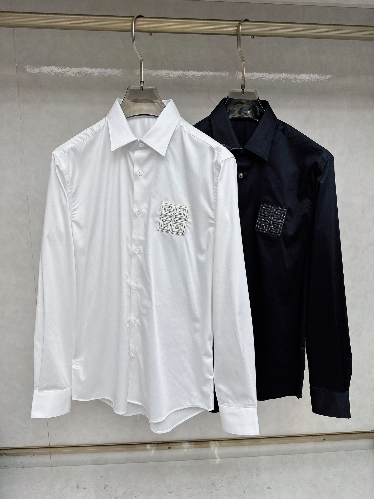 NO:598859,Luo Yiwei's new silk ten-quality cotton blended 120-count Luthai custom fabric!  The buttons of the all-match solid color basic all-season shirt are made of mother-of-pearl (also known as mother-of-pearl) cultured in Australian waters. This material is a high-grade mother-of-pearl, with natural luster and delicate texture. The production process is completed by hand, ensuring that the details of each button are exquisite and unique. In addition, the strict requirements for auxiliary materials are also reflected in the selection of fabrics, such as the use of rare fabrics such as West Indies island cotton, which further strengthens the high-end positioning of the product.  The market reference price of ordinary mother-of-pearl buttons is about 3-yuan/piece (such as common materials such as white butterfly oyster and martensi oyster). Kiton uses top-quality materials such as mother-of-pearl and manual craftsmanship to create shirts that are both comfortable and luxurious. The buttons are the highlight of the details, reflecting the brand's ultimate pursuit of quality. Available in black and white!  sizes~xxl (172/140 catties m slim fit, no belly) s shoulder width 46 bust 102 length 76 sleeve length 63 m shoulder width 47 bust 106 length 77.5 sleeve length 64 l shoulder width 48 bust 110 length 79 sleeve length 65 xl shoulder width 49 bust 114 length 80.5 sleeve length 66  xxl Shoulder width 50 Bust 118 Clothes length 82 Sleeve length 67 Recommended size (slightly loose fit) Height 174-140 pounds, try on size M which is suitable!  For boys weighing less than 135 catties, choose S size, between 135-150 catties, choose M size, between 150-165 catties, choose L size, between 165-180 catties, choose XL size, and between 180-198 catties, choose XXL size!  ,,loewe,shirts,alexander wang19860909罗意威 新款蚕丝十精棉混纺120支鲁泰订制面料！百搭净色基础款四季通用衬衫的纽扣采用澳大利亚海域养殖的大珠母贝（又称珍珠贝母）制成,这种材质属于高档贝母类,具有天然光泽和细腻纹理.其制作过程由纯手工完成,确保每颗纽扣的细节精致且独一无二.此外,对辅料的严苛要求也体现在面料选择上,例如使用西印度群岛海岛棉等稀有织物,进一步强化了产品的高端定位.  普通贝母扣市场参考价约在3-元/颗（如白蝶贝、马氏贝等常见材质）. Kiton通过精选大珠母贝等顶级材质与手工工艺,打造兼具舒适性与奢华感的衬衫.其纽扣作为细节亮点,体现了品牌对品质的极致追求. 黑色白色现货发售！ sizes～xxl（172/140斤m修身 没肚腩） s 肩宽 46胸围 102衣长 76袖长63 m 肩宽 47胸围 106衣长 77.5袖长64 l肩宽 48胸围 110衣长 79袖长65 xl 肩宽 49胸围 114衣长 80.5袖长66 xxl肩宽 50胸围 118衣长 82袖长67 尺码推荐（略宽松版型） 身高174-140斤,试穿M码合适！ 男生体重135斤以内选择S码,135-150斤选择M码,150-165斤选择L码,165-180斤选择XL码,180-198斤选择XXL码！,,loewe,shirts,alexander wang,Men's clothing