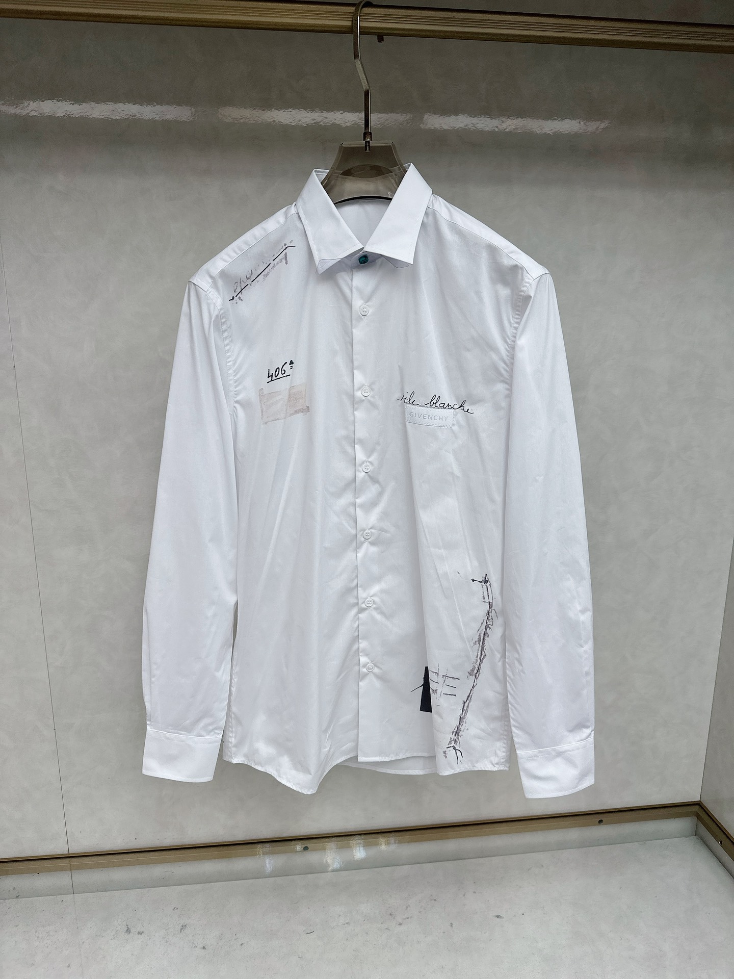 NO:598862,Ji Lingxi's turquoise button-embellished printed shirt!  Lu Thai 125-count fine cotton fabric, 3-dimensional 3D printing technology shirt, turquoise button design with high-end jewelry!  This product is a high-end fashion brand!  The pattern looks super good!  Realism and idealism collide!  Unparalleled!  White ready-made sizes ~ xxl (172/140 catties m slim fit, no belly) s shoulder width 46 bust 102 length 76 sleeve length 63 m shoulder width 47 bust 106 length 77.5 sleeve length 64 l shoulder width 48 bust 110 length 79 sleeve length 65 xl shoulder width 49 bust 114 length  80.5 Sleeve length 66 xxl Shoulder width 50 Bust 118 Clothes length 82 Sleeve length 67 Recommended size (slightly loose version) Height 174-140 catties, try on size M which is suitable!  For boys weighing less than 135 catties, choose S size, between 135-150 catties, choose M size, between 150-165 catties, choose L size, between 165-180 catties, choose XL size, and between 180-198 catties, choose XXL size!  ,,shirts,alexander wang19860909纪竼希绿松石纽扣点缀印花衬衫！ 鲁泰125支精棉面料,3维3D印花工艺衬衣,搭配高端珠宝饰品的绿松石纽扣设计！本品高端时尚品牌！穿着版型超级好看！现实主义和理想主义的碰撞！无与伦比！ 白色现货 sizes～xxl（172/140斤m修身 没肚腩） s 肩宽 46胸围 102衣长 76袖长63 m 肩宽 47胸围 106衣长 77.5袖长64 l肩宽 48胸围 110衣长 79袖长65 xl 肩宽 49胸围 114衣长 80.5袖长66 xxl肩宽 50胸围 118衣长 82袖长67 尺码推荐（略宽松版型） 身高174-140斤,试穿M码合适！ 男生体重135斤以内选择S码,135-150斤选择M码,150-165斤选择L码,165-180斤选择XL码,180-198斤选择XXL码！,,shirts,alexander wang,Men's clothing