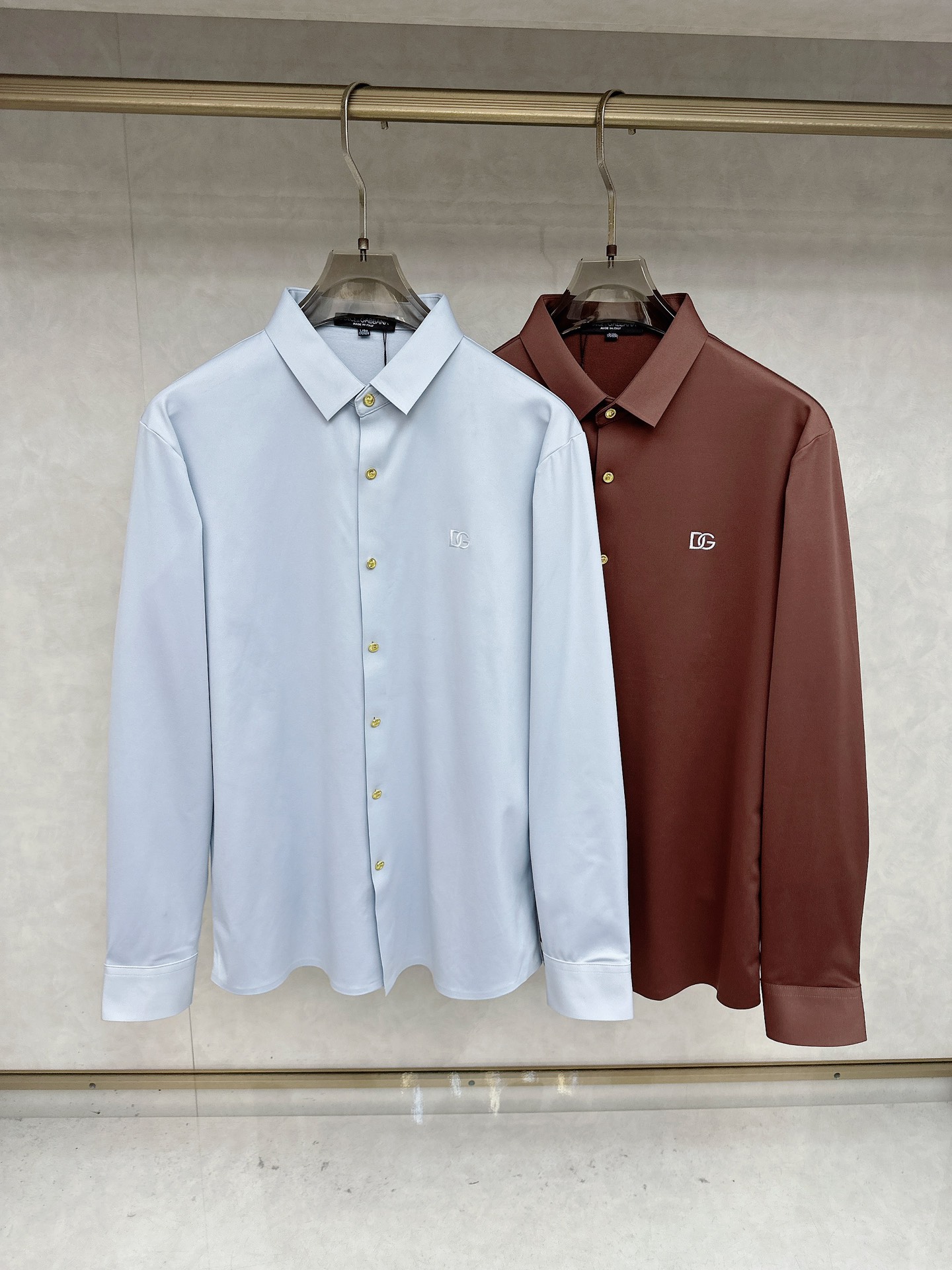 NO:601219,DG 25S autumn men's long-sleeved shirt, excellent material and workmanship!  !  The most basic soul of a good item is made of double-strand mercerized fabric supplied by customers, which is extremely delicate and has perfect texture. The war horse soft rubber is decorated on the front chest to ensure perfect wearing comfort. The wiring and details everywhere are rigorous and meticulous, and it is so flawless from the inside to the outside. Size M-3XL, shirts, alexander wang19860909DG 25S秋季男士长袖衬衫,材质和做工极好！！一件好的单品最为基础的灵魂,采用客供双股丝光面料,极为细腻,质感满分 前胸饰有战马软胶保证完美的穿着舒适度,各处的走线跟细节更是严谨缜密,从内到外都是如此无瑕..码数M-3XL,,shirts,alexander wang,Men's clothing