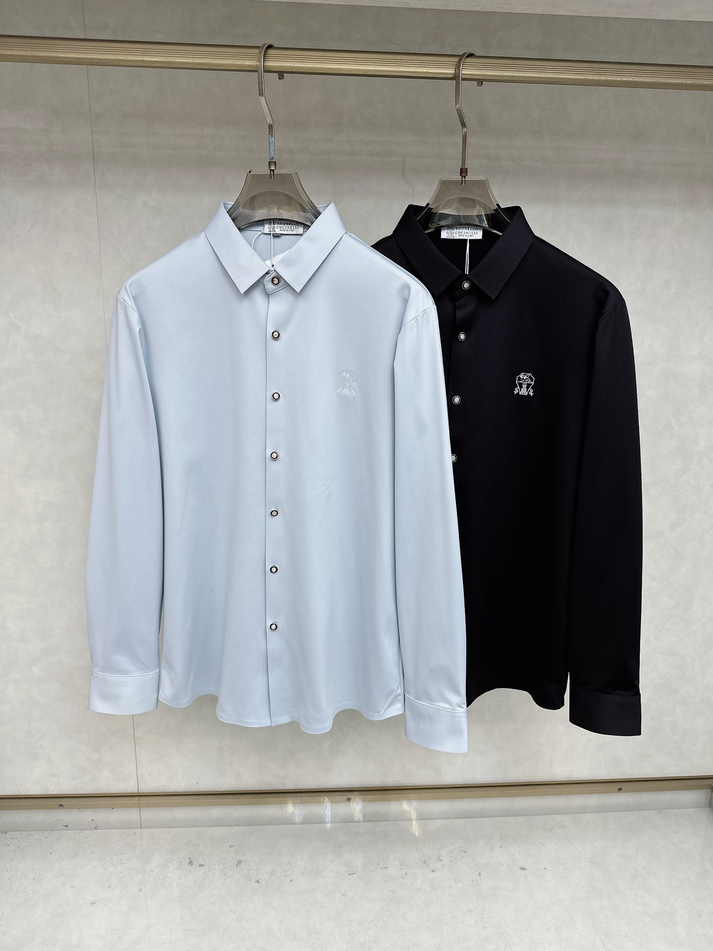 NO:598870,BC 25S autumn men's long-sleeved shirt, excellent material and workmanship!  !  The most basic soul of a good item is made of double-strand mercerized fabric supplied by customers, which is extremely delicate and has perfect texture. The war horse soft rubber is decorated on the front chest to ensure perfect wearing comfort. The wiring and details everywhere are rigorous and meticulous, and it is so flawless from the inside to the outside. Size M-3XL, shirts, alexander wang19860909BC 25S秋季男士长袖衬衫,材质和做工极好！！一件好的单品最为基础的灵魂,采用客供双股丝光面料,极为细腻,质感满分 前胸饰有战马软胶保证完美的穿着舒适度,各处的走线跟细节更是严谨缜密,从内到外都是如此无瑕..码数M-3XL,,shirts,alexander wang,Men's clothing