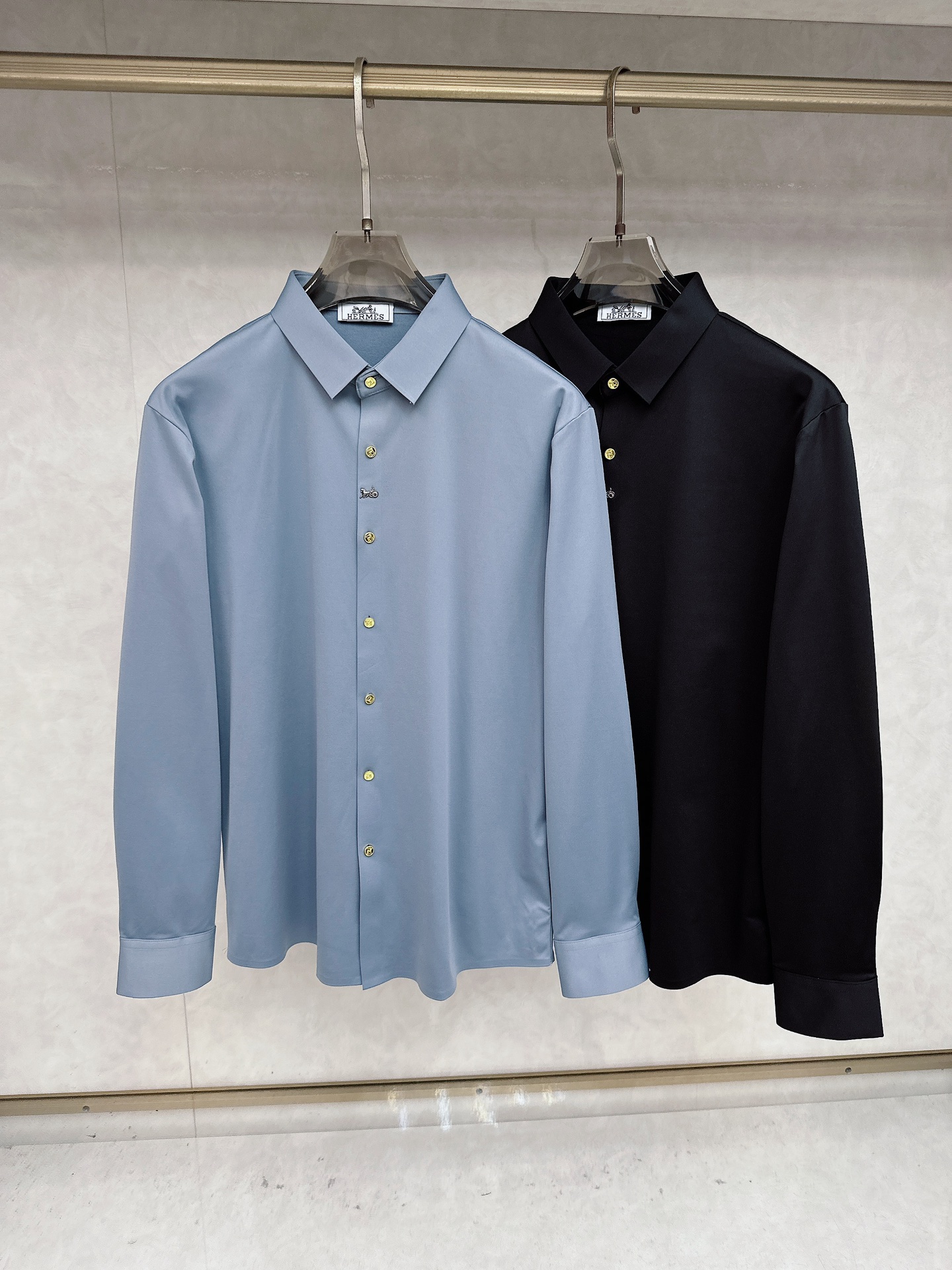 NO:598873,Hermès 25S autumn men's long-sleeved shirt, the material and workmanship are excellent!  !  The most basic soul of a good item is made of double-strand mercerized fabric supplied by customers, which is extremely delicate and has perfect texture. The war horse soft rubber is decorated on the front chest to ensure perfect wearing comfort. The wiring and details everywhere are rigorous and meticulous, and it is so flawless from the inside to the outside. Size M-3XL, hermes, shirts, alexander wang19860909爱马仕 25S秋季男士长袖衬衫,材质和做工极好！！一件好的单品最为基础的灵魂,采用客供双股丝光面料,极为细腻,质感满分 前胸饰有战马软胶保证完美的穿着舒适度,各处的走线跟细节更是严谨缜密,从内到外都是如此无瑕..码数M-3XL,,hermes,shirts,alexander wang,Men's clothing