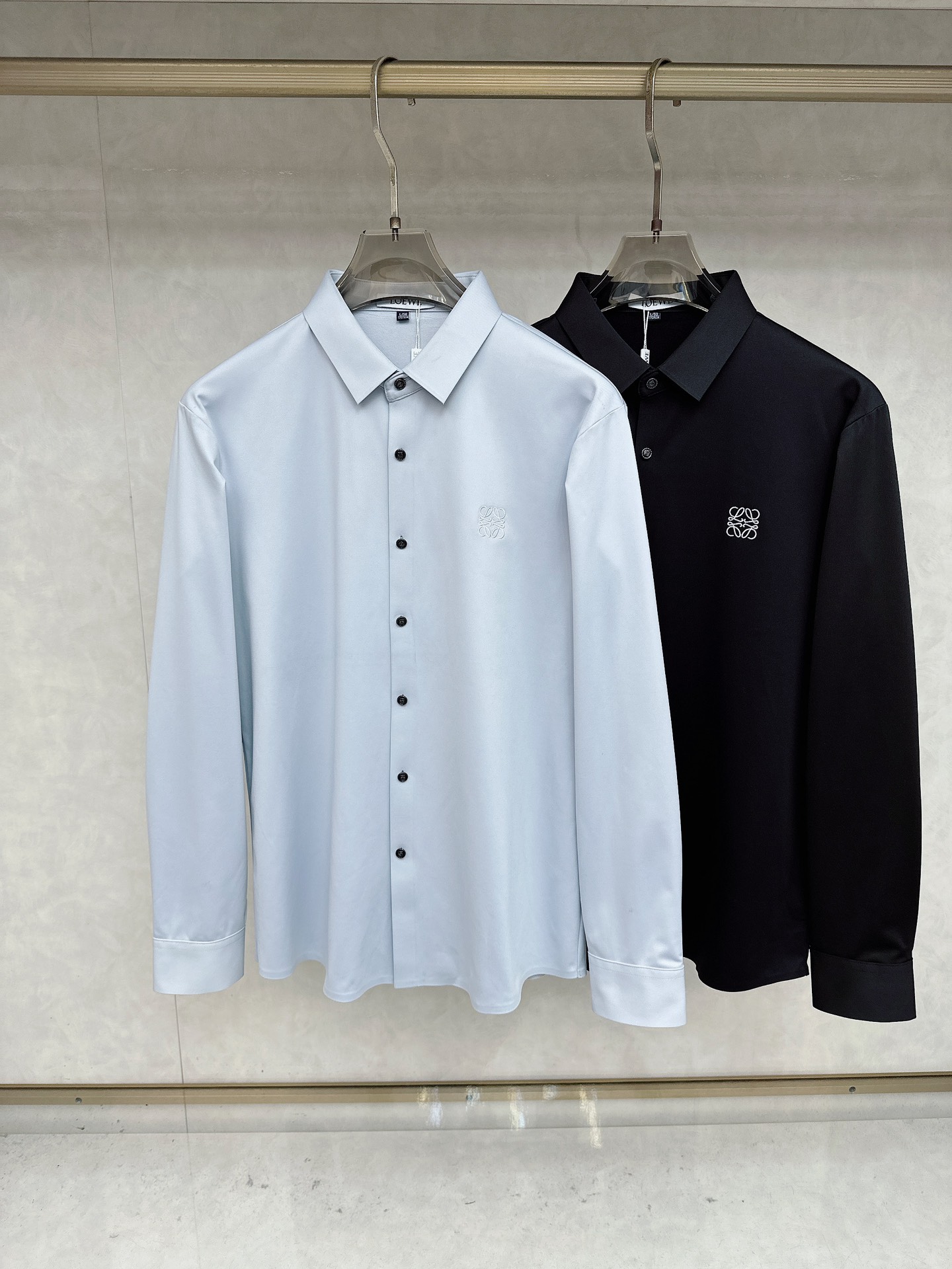 NO:598876,Loewe 25S autumn men's long-sleeved shirt, the material and workmanship are excellent!  !  The most basic soul of a good item is made of double-strand mercerized fabric supplied by customers, which is extremely delicate and has perfect texture. The front chest is decorated with war horse soft rubber to ensure perfect wearing comfort. The wiring and details everywhere are rigorous and meticulous, and it is so flawless from the inside to the outside.. Size M-3XL,, loewe, shirts, alexander wang19860909罗意威 25S秋季男士长袖衬衫,材质和做工极好！！一件好的单品最为基础的灵魂,采用客供双股丝光面料,极为细腻,质感满分 前胸饰有战马软胶保证完美的穿着舒适度,各处的走线跟细节更是严谨缜密,从内到外都是如此无瑕..码数M-3XL,,loewe,shirts,alexander wang,Men's clothing