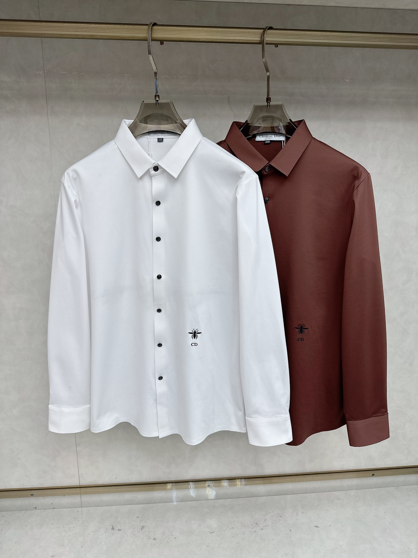 NO:598879,Dior 25S autumn men's long-sleeved shirt, the material and workmanship are excellent!  !  The most basic soul of a good item is made of double-strand mercerized fabric supplied by customers, which is extremely delicate and has perfect texture. The war horse soft rubber is decorated on the front chest to ensure perfect wearing comfort. The wiring and details everywhere are rigorous and meticulous, and it is so flawless from the inside to the outside. Size M-3XL, dior, shirts, alexander wang19860909迪奥 25S秋季男士长袖衬衫,材质和做工极好！！一件好的单品最为基础的灵魂,采用客供双股丝光面料,极为细腻,质感满分 前胸饰有战马软胶保证完美的穿着舒适度,各处的走线跟细节更是严谨缜密,从内到外都是如此无瑕..码数M-3XL,,dior,shirts,alexander wang,Men's clothing