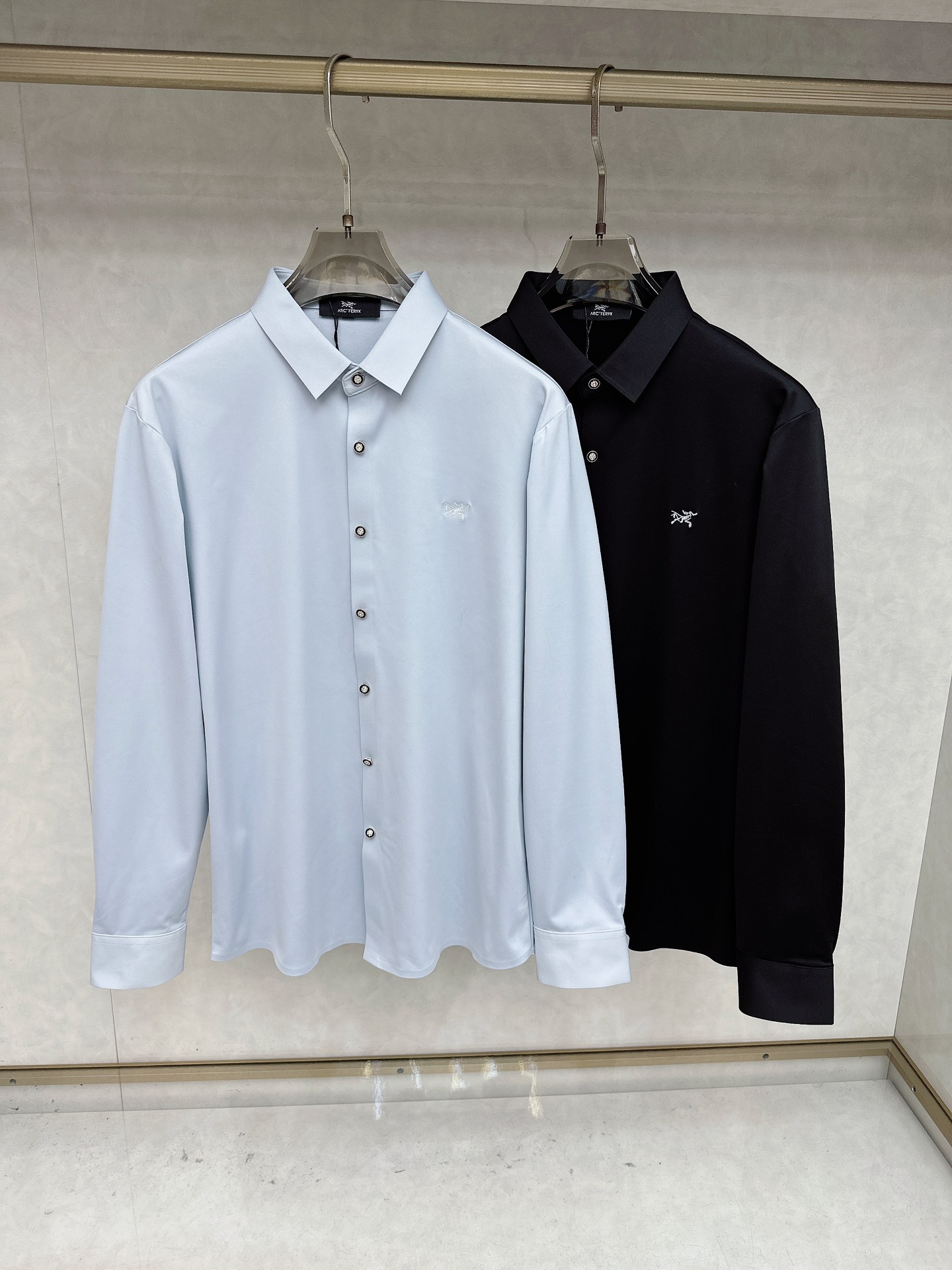 NO:598882,Arc'teryx 25S autumn men's long-sleeved shirt, the material and workmanship are excellent!  !  The most basic soul of a good item is made of double-strand mercerized fabric supplied by customers, which is extremely delicate and has perfect texture. The war horse soft rubber is decorated on the front chest to ensure perfect wearing comfort. The wiring and details everywhere are rigorous and meticulous, and it is so flawless from the inside to the outside. Size M-3XL, arc'teryx, shirts, alexander wang19860909始祖鸟 25S秋季男士长袖衬衫,材质和做工极好！！一件好的单品最为基础的灵魂,采用客供双股丝光面料,极为细腻,质感满分 前胸饰有战马软胶保证完美的穿着舒适度,各处的走线跟细节更是严谨缜密,从内到外都是如此无瑕..码数M-3XL,arc'teryx,shirts,alexander wang,Men's clothing