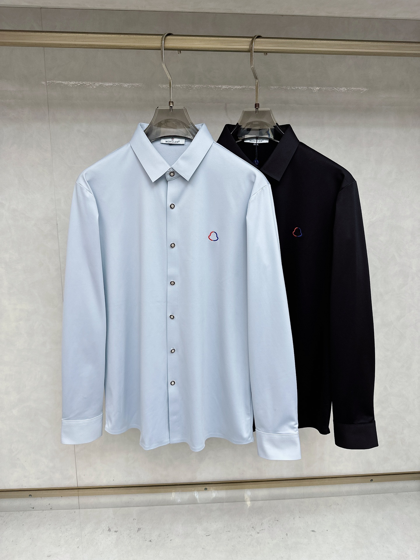 NO:598885,Men's 25S autumn long-sleeved shirt, the material and workmanship are excellent!  !  The most basic soul of a good item is made of double-strand mercerized fabric supplied by customers, which is extremely delicate and has perfect texture. The war horse soft rubber is decorated on the front chest to ensure perfect wearing comfort. The wiring and details everywhere are rigorous and meticulous, and it is so flawless from the inside to the outside. Size M-3XL, Moncler, shirts, alexander wang19860909蒙口 25S秋季男士长袖衬衫,材质和做工极好！！一件好的单品最为基础的灵魂,采用客供双股丝光面料,极为细腻,质感满分 前胸饰有战马软胶保证完美的穿着舒适度,各处的走线跟细节更是严谨缜密,从内到外都是如此无瑕..码数M-3XL,,Moncler,shirts,alexander wang,Men's clothing