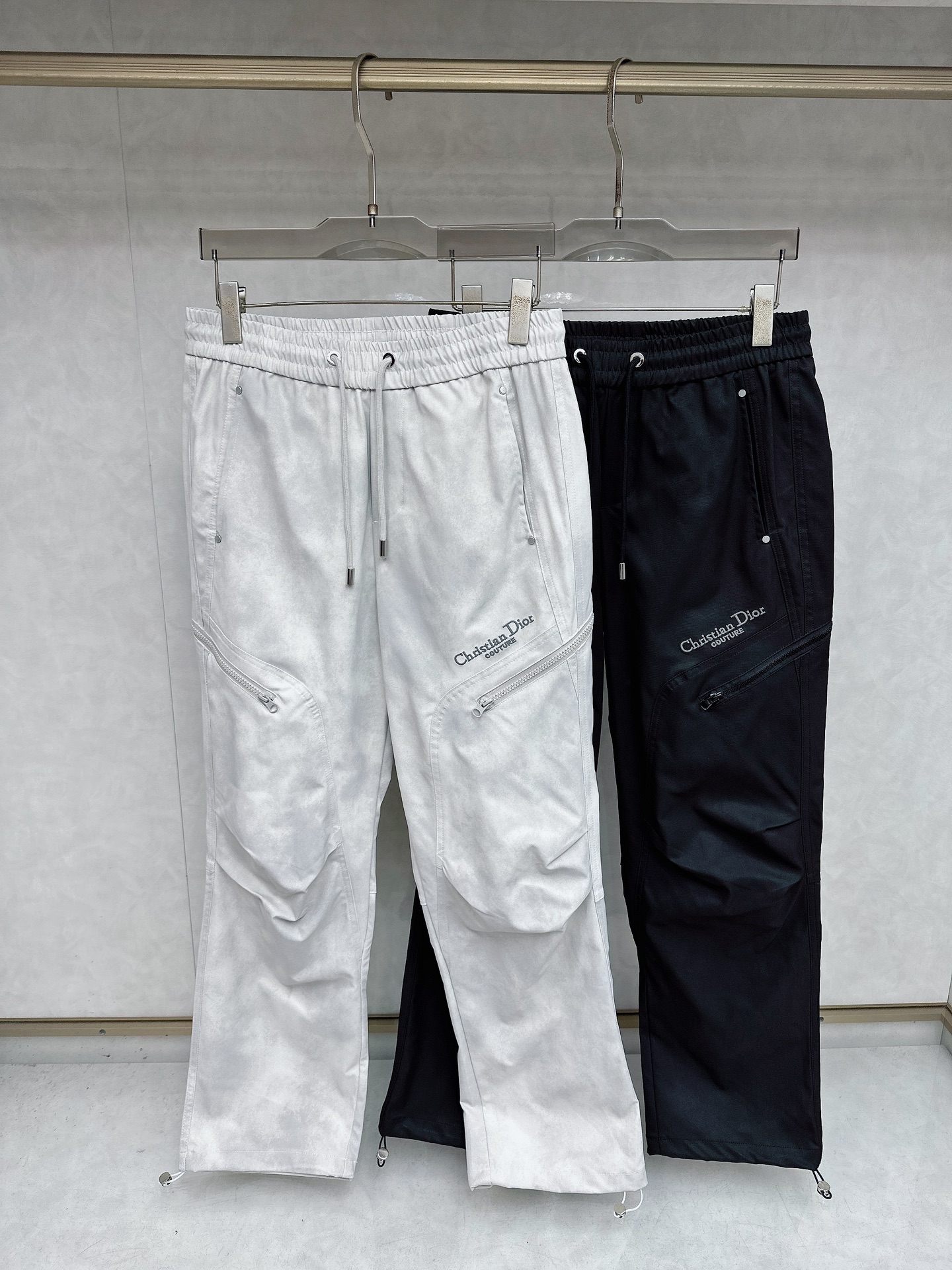 NO:611698,Dior's exclusive high-end version of new autumn and winter casual pants!  Custom-made fabrics at the counter are highly breathable and comfortable, with impeccable details and brand element design concepts, reflecting high quality. It feels delicate and soft!  It presents a casual cut and the upper body shape is awesome!  Size M-2XL,,dior,alexander wang19860909迪奥 独家专供新款秋冬休闲裤 高端版本！专柜定制面料 透气舒适度高,细节无可挑剔,品牌元素设计理念,体现高品质.手感细腻柔软！呈现休闲裁剪,上身版型超赞！码数M-2XL,,dior,alexander wang,Men's clothing
