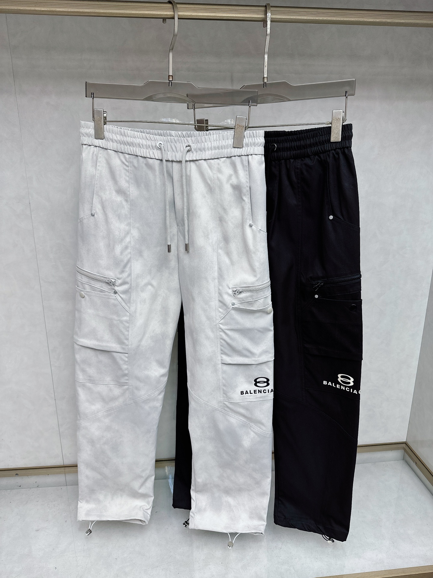 NO:611702,Balenciaga exclusively offers high-end versions of new autumn and winter casual pants!  Custom-made fabrics at the counter are highly breathable and comfortable, with impeccable details and brand element design concepts, reflecting high quality. It feels delicate and soft!  It presents a casual cut and the upper body shape is awesome!  Size M-2XL,,balenciaga,alexander wang19860909巴黎世家 独家专供新款秋冬休闲裤 高端版本！专柜定制面料 透气舒适度高,细节无可挑剔,品牌元素设计理念,体现高品质.手感细腻柔软！呈现休闲裁剪,上身版型超赞！码数M-2XL,,balenciaga,alexander wang,Men's clothing