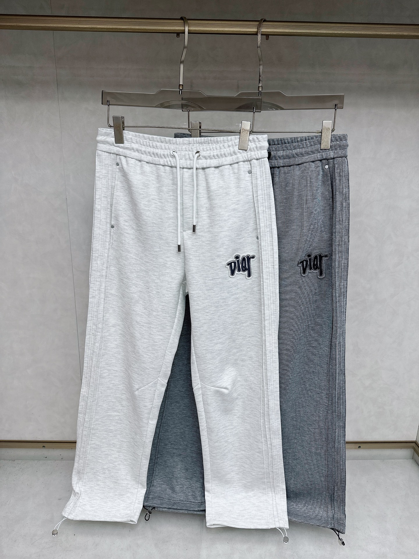 NO:611706,Dior's exclusive high-end version of new autumn and winter casual pants!  Custom-made fabrics at the counter are highly breathable and comfortable, with impeccable details and brand element design concepts, reflecting high quality. It feels delicate and soft!  It presents a casual cut and the upper body shape is awesome!  Size M-2XL,,dior,alexander wang19860909迪奥 独家专供新款秋冬休闲裤 高端版本！专柜定制面料 透气舒适度高,细节无可挑剔,品牌元素设计理念,体现高品质.手感细腻柔软！呈现休闲裁剪,上身版型超赞！码数M-2XL,,dior,alexander wang,Men's clothing