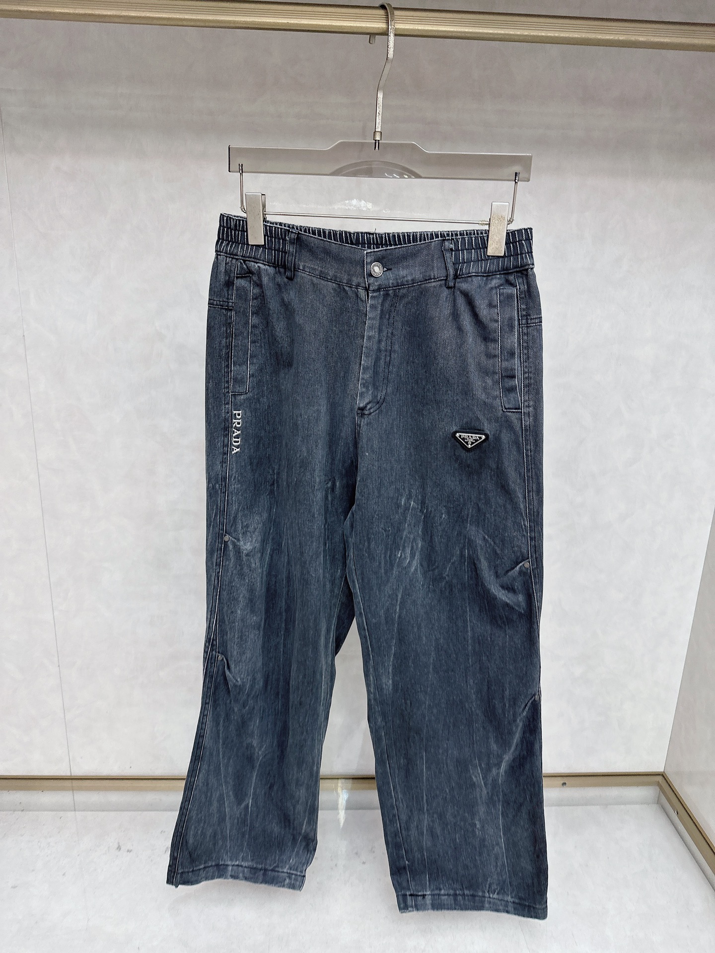 NO:611710,Prada exclusively offers high-end versions of new autumn and winter casual pants!  Custom-made fabrics at the counter are highly breathable and comfortable, with impeccable details and brand element design concepts, reflecting high quality. It feels delicate and soft!  It presents a casual cut and the upper body shape is awesome!  Size M-2XL,,prada,alexander wang19860909普拉达 独家专供新款秋冬休闲裤 高端版本！专柜定制面料 透气舒适度高,细节无可挑剔,品牌元素设计理念,体现高品质.手感细腻柔软！呈现休闲裁剪,上身版型超赞！码数M-2XL,,prada,alexander wang,Men's clothing