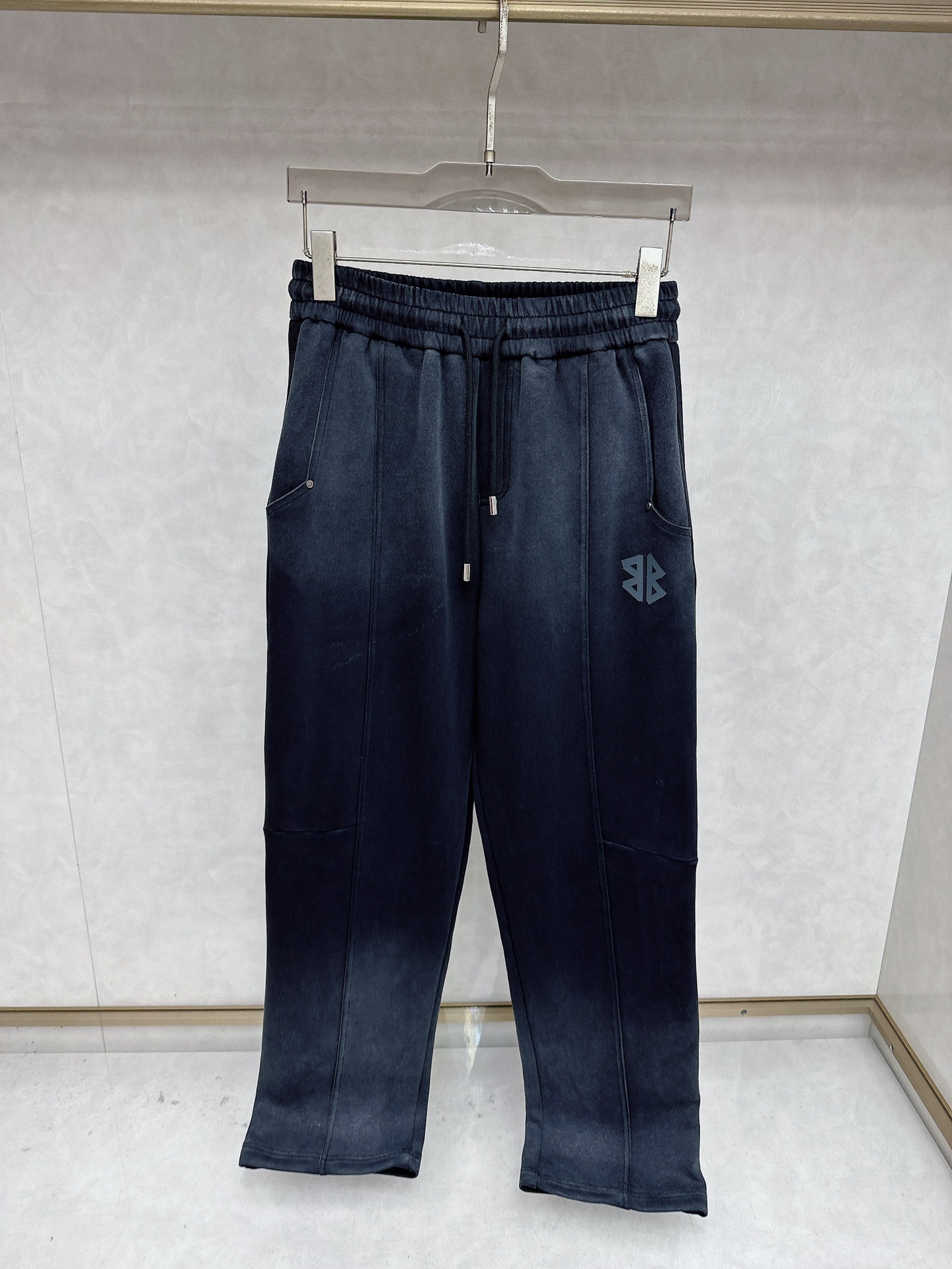 NO:611714,Balenciaga exclusively offers high-end versions of new autumn and winter casual pants!  Custom-made fabrics at the counter are highly breathable and comfortable, with impeccable details and brand element design concepts, reflecting high quality. It feels delicate and soft!  It presents a casual cut and the upper body shape is awesome!  Size M-2XL,,balenciaga,alexander wang19860909巴黎世家 独家专供新款秋冬休闲裤 高端版本！专柜定制面料 透气舒适度高,细节无可挑剔,品牌元素设计理念,体现高品质.手感细腻柔软！呈现休闲裁剪,上身版型超赞！码数M-2XL,,balenciaga,alexander wang,Men's clothing
