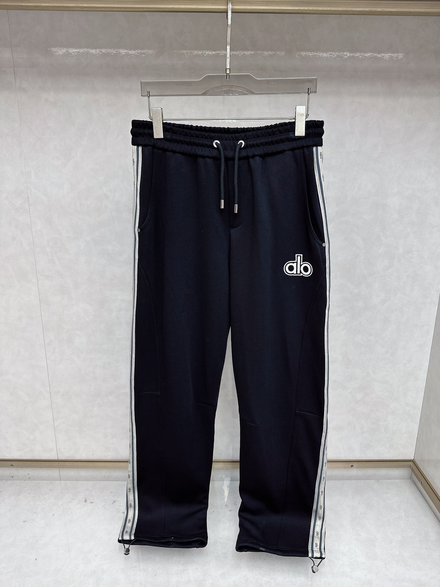 NO:611718,alo exclusively offers high-end version of new autumn and winter casual pants!  Custom-made fabrics at the counter are highly breathable and comfortable, with impeccable details and brand element design concepts, reflecting high quality. It feels delicate and soft!  It presents a casual cut and the upper body shape is awesome!  Size M-2XL,,alexander wang19860909alo 独家专供新款秋冬休闲裤 高端版本！专柜定制面料 透气舒适度高,细节无可挑剔,品牌元素设计理念,体现高品质.手感细腻柔软！呈现休闲裁剪,上身版型超赞！码数M-2XL,,alexander wang,Men's clothing