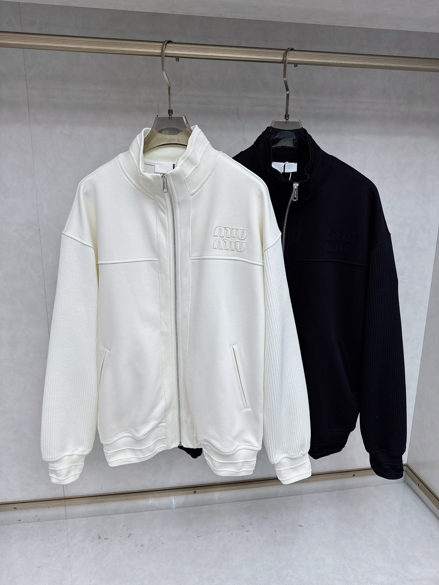 NO:611722,25 new autumn and winter casual fashion!  Ultra-avant-garde design style, delicate and comfortable, very light to wear and not easy to wrinkle. Multiple craftsmanship. The overall design is quite visual. The upper body is casual and stylish, with a certain degree of stiffness. It is definitely at the forefront of fashion. It is recommended for urban leisure. Size M-2XL, alexander wang1986090925秋冬新款休闲时尚！超前卫设计风格 细腻舒适 穿着非常轻便不易起皱.多重重工艺 整体的设计颇具视觉感,上身休闲有型,有一定的挺括度,绝对走在时尚最尖端的气质感推荐,都市休闲必备.码数M-2XL,,alexander wang,Men's clothing