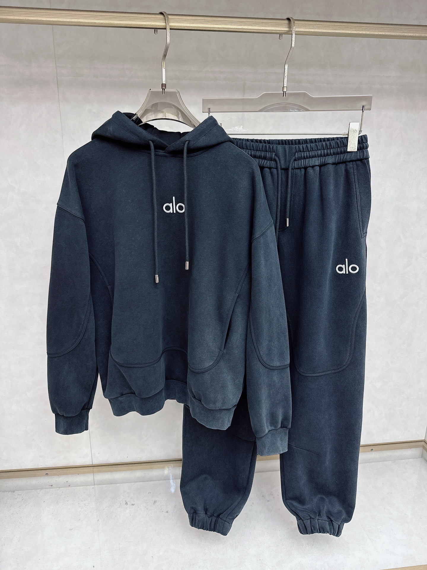 NO:611691,alo new fall and winter cardigan casual suit!  The counters are synchronized. The details are exquisite and high-end, and the brand logo embroidery is full of high-end. Customized high-end fabrics, the upper body is crisp and stylish, comfortable and not tight. Customized high-end fabrics, the upper body is crisp and stylish, comfortable and not tight. The customized metal logo zipper is very high-end, and the custom-woven thread has no color difference and does not deform. The clean tailoring is full of urban style, and you will feel good when you wear it. It is the first choice for high-end fashion people, and the upper body effect is super good-looking!  Size M-2XL,,alexander wang19860909alo 秋冬新款开衫休闲套装！专柜同步.细节精致高级,品牌logo刺绣高级感满满.定织撞色螺纹更显年轻活力,定制高端面料,上身挺括有型,舒适不紧绷.定制金属logo拉链非常有档次,定织螺纹无色差不变形.干净利落的剪裁都市风十足,穿上心情就好,高端潮流时尚人士首选,上身效果超级好看！码数M-2XL,,alexander wang,Men's clothing