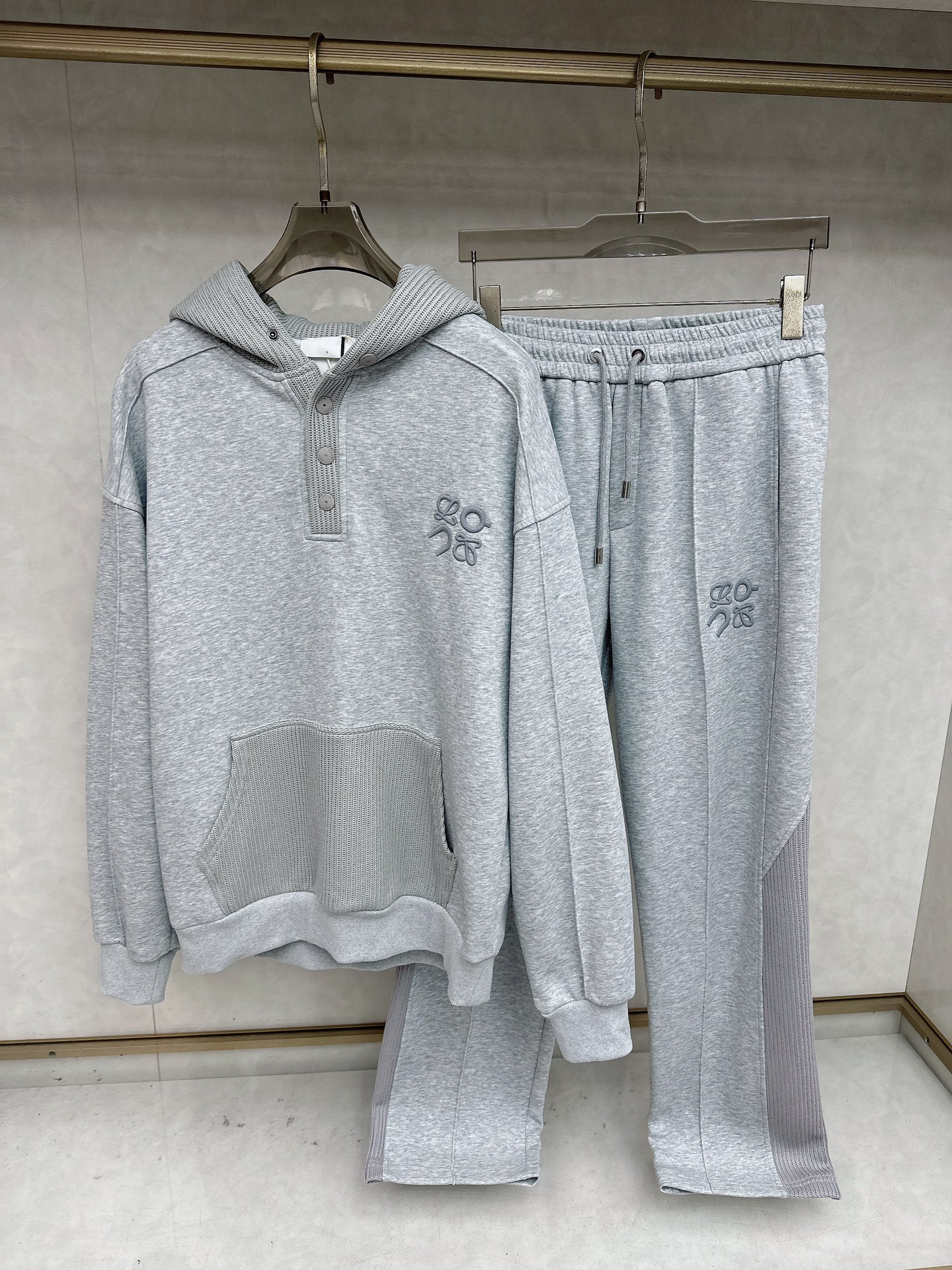 NO:611694,Luo Yiwei's new autumn and winter cardigan casual suit!  The counters are synchronized. The details are exquisite and high-end, and the brand logo embroidery is full of high-end. Customized high-end fabrics, the upper body is crisp and stylish, comfortable and not tight. Customized high-end fabrics, the upper body is crisp and stylish, comfortable and not tight. The customized metal logo zipper is very high-end, and the custom-woven thread has no color difference and does not deform. The clean tailoring is full of urban style, and you will feel good when you wear it. It is the first choice for high-end fashion people, and the upper body effect is super good-looking!  Size M-2XL,,loewe,alexander wang19860909罗意威 秋冬新款开衫休闲套装！专柜同步.细节精致高级,品牌logo刺绣高级感满满.定织撞色螺纹更显年轻活力,定制高端面料,上身挺括有型,舒适不紧绷.定制金属logo拉链非常有档次,定织螺纹无色差不变形.干净利落的剪裁都市风十足,穿上心情就好,高端潮流时尚人士首选,上身效果超级好看！码数M-2XL,,loewe,alexander wang,Men's clothing