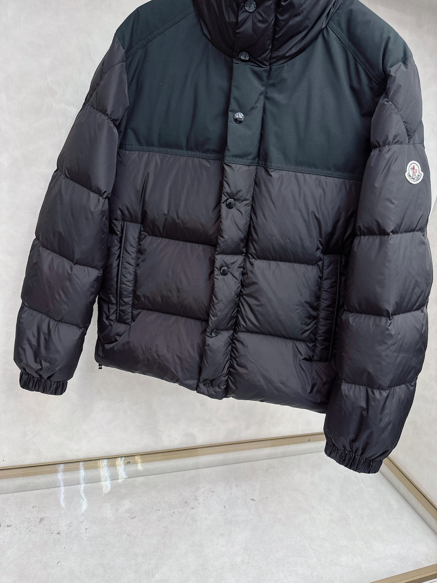 Moncler 蒙口2025秋冬新品发布，蒙口最新款亮光羽绒出货，柜上同步，面料及辅料全部订制，帽子可脱