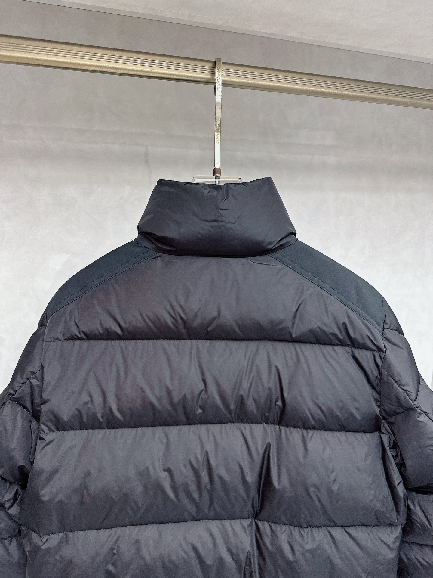 Moncler 蒙口2025秋冬新品发布，蒙口最新款亮光羽绒出货，柜上同步，面料及辅料全部订制，帽子可脱