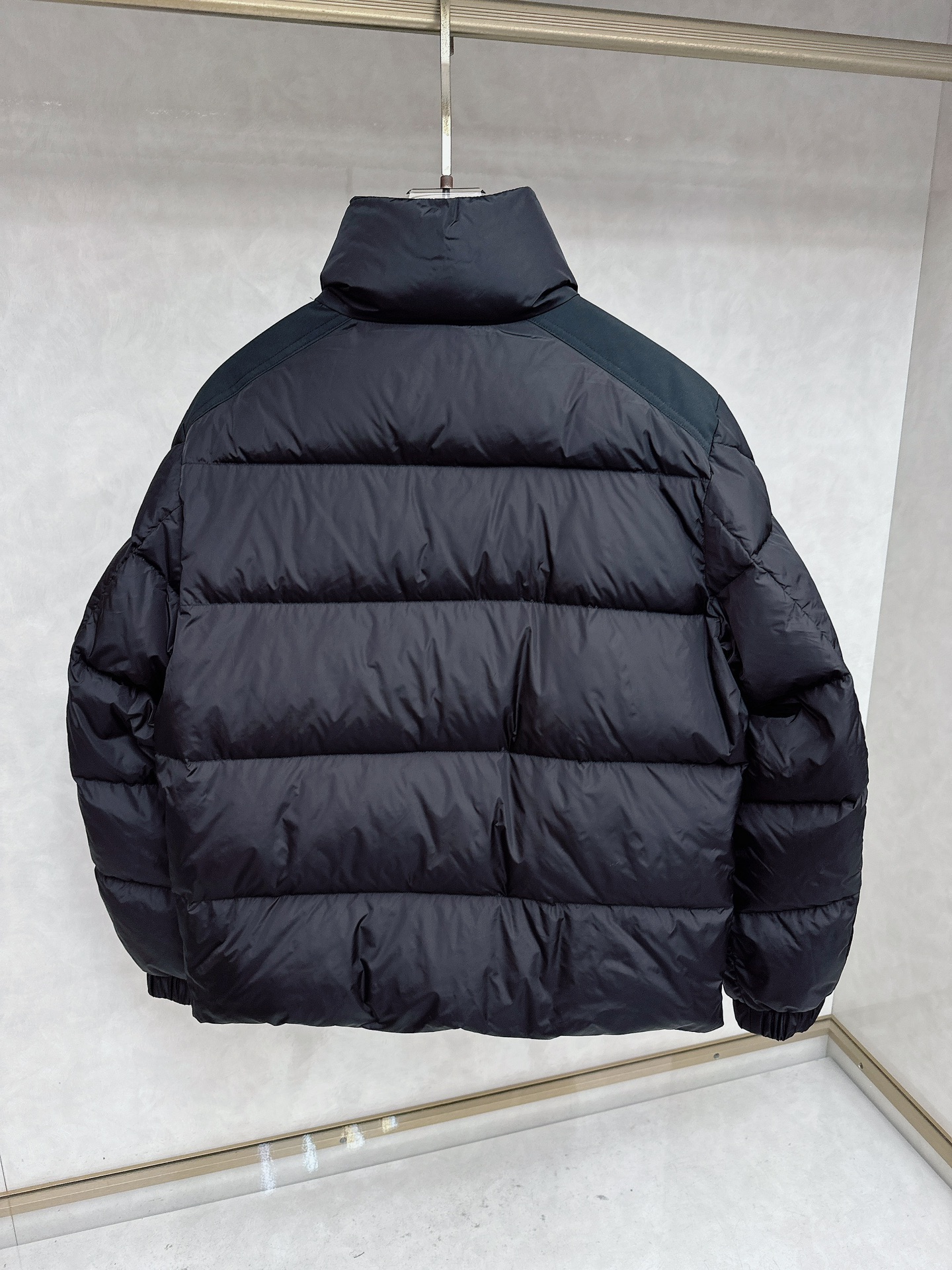 Moncler 蒙口2025秋冬新品发布，蒙口最新款亮光羽绒出货，柜上同步，面料及辅料全部订制，帽子可脱