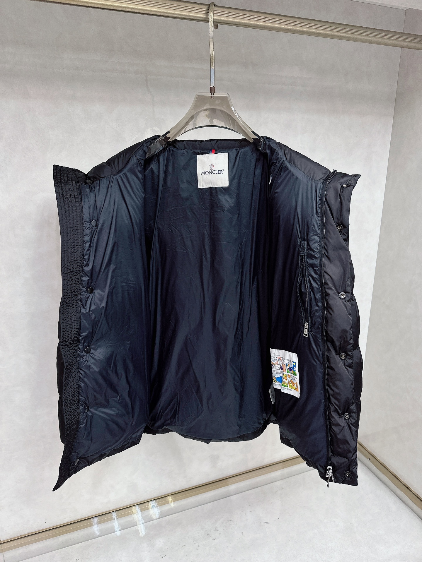 Moncler 蒙口2025秋冬新品发布，蒙口最新款亮光羽绒出货，柜上同步，面料及辅料全部订制，帽子可脱