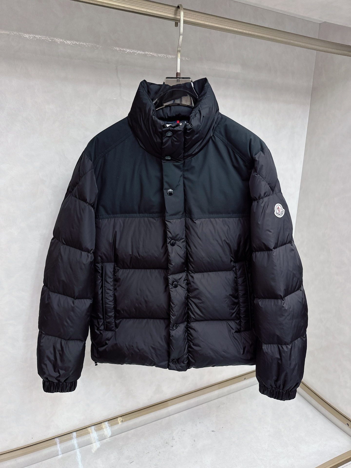 NO:661209,Moncler 2025 autumn and winter new products are released, Moncler's latest bright down is shipped, the cabinets are synchronized, the fabrics and accessories are all customized, the hat is removable, the fabric coating has a stocky feel, a small dark grid texture, a super texture, the new national standard 95 white duck down is filled inside, the fluffiness is very strong, all details are perfectly restored, the size is 1-5 (48-56),,Moncler,down jacket,hats, 19860909Moncler 蒙口2025秋冬新品发布,蒙口最新款亮光羽绒出货,柜上同步,面料及辅料全部订制,帽子可脱卸,面料涂层有股感,小暗格纹理,质感超强,内里填充新国标95白鸭绒,蓬松感极强,全部细节完美还原,码数1-5码（48-56）,,Moncler,down jacket,hats, ,Men's clothing