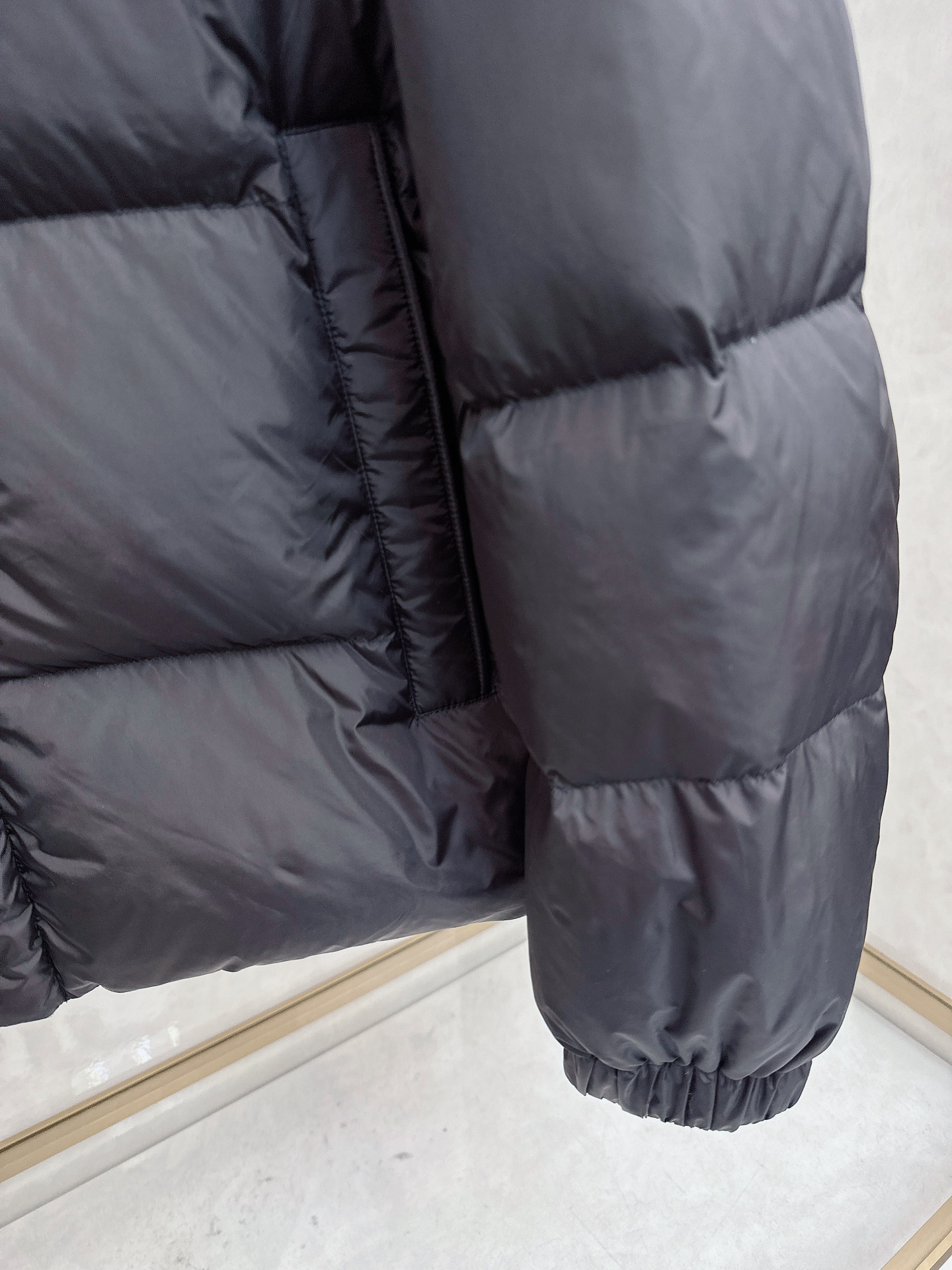 Moncler 蒙口2025秋冬新品发布，蒙口最新款亮光羽绒出货，柜上同步，面料及辅料全部订制，帽子可脱