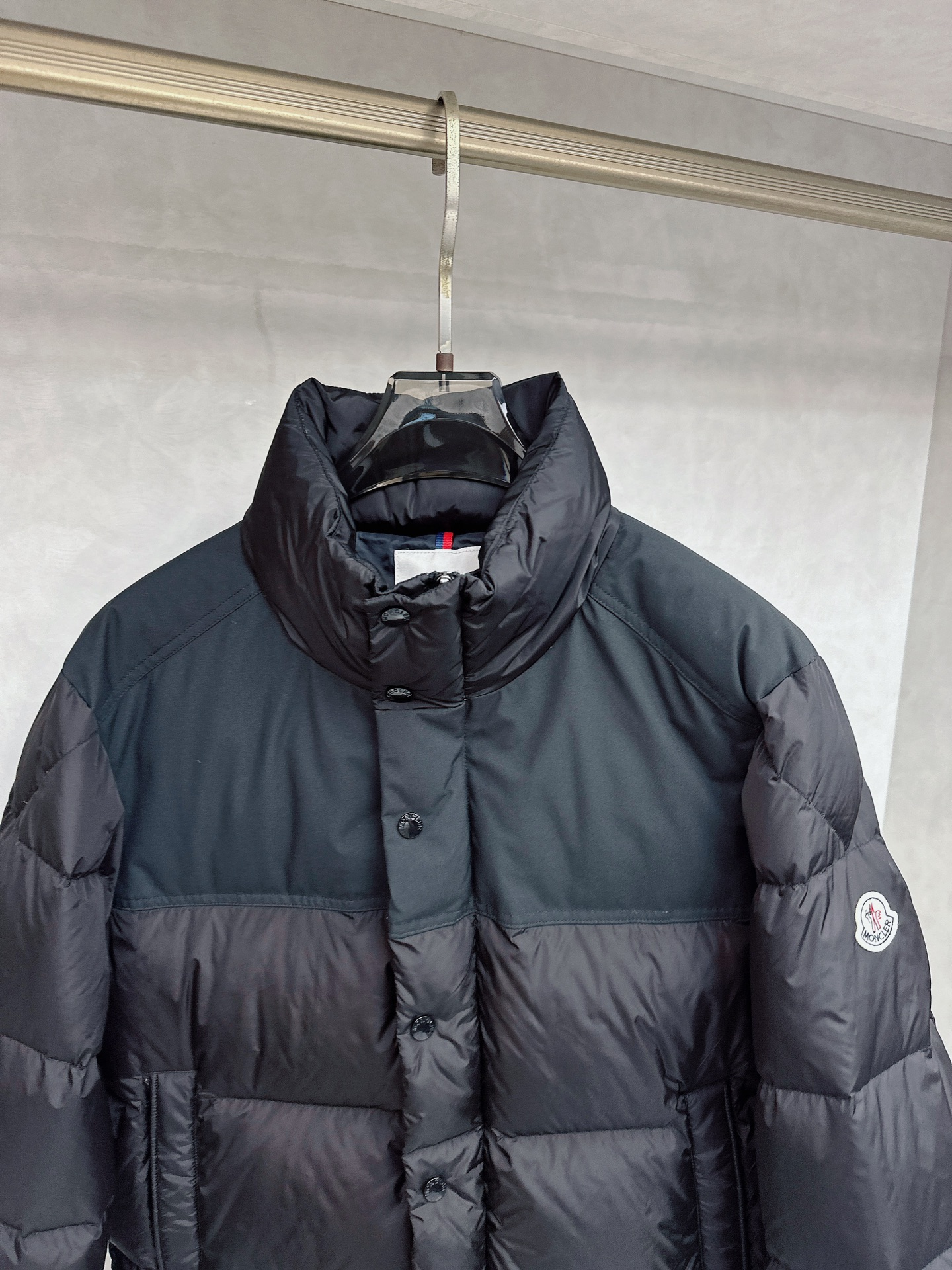 Moncler 蒙口2025秋冬新品发布，蒙口最新款亮光羽绒出货，柜上同步，面料及辅料全部订制，帽子可脱