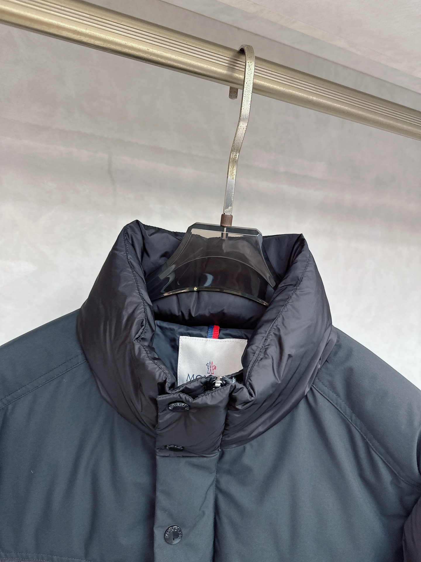 Moncler 蒙口2025秋冬新品发布，蒙口最新款亮光羽绒出货，柜上同步，面料及辅料全部订制，帽子可脱