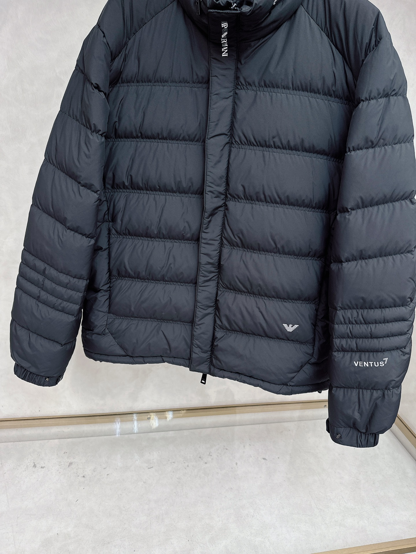Armani 阿玛尼 2025秋冬专柜同步新品发布，最新款立领羽绒服出货，全部原版购入，无论面料和辅料，