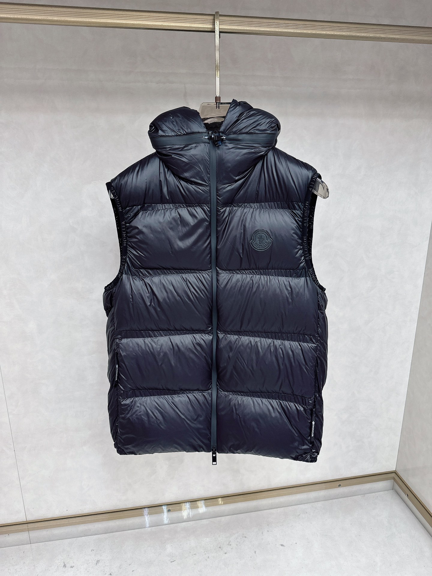NO:661148,[Goose Down] Moncler Meng Mouth 2025 Autumn and Winter New Down Jacket Original 1:1 customized hardware accessories are all imported and original customization. Welcome to compare at the counter. Absolutely high quality. Made of top-grade 95 white goose down. Super soft. Filled with fluffy and full feathers. Super heavy fabrics with perfect workmanship. Pay attention to the fabrics are super comfortable. Exclusive model. Non-market goods. Same sizes for men and women 1-5, Moncler, down jacket,  19860909【鹅绒】 Moncler 蒙口 2025秋冬新款羽绒服 原版1:1订制五金配件全进口原版定制 欢迎专柜对比 绝对的高品质 采用顶级95白鹅绒 超柔软 充羽量蓬松饱满 超级重面料做工杠杠的版型完美 注意面料超舒服 独家款 非市场货 男女同款尺码1-5,,Moncler,down jacket, ,Men's clothing