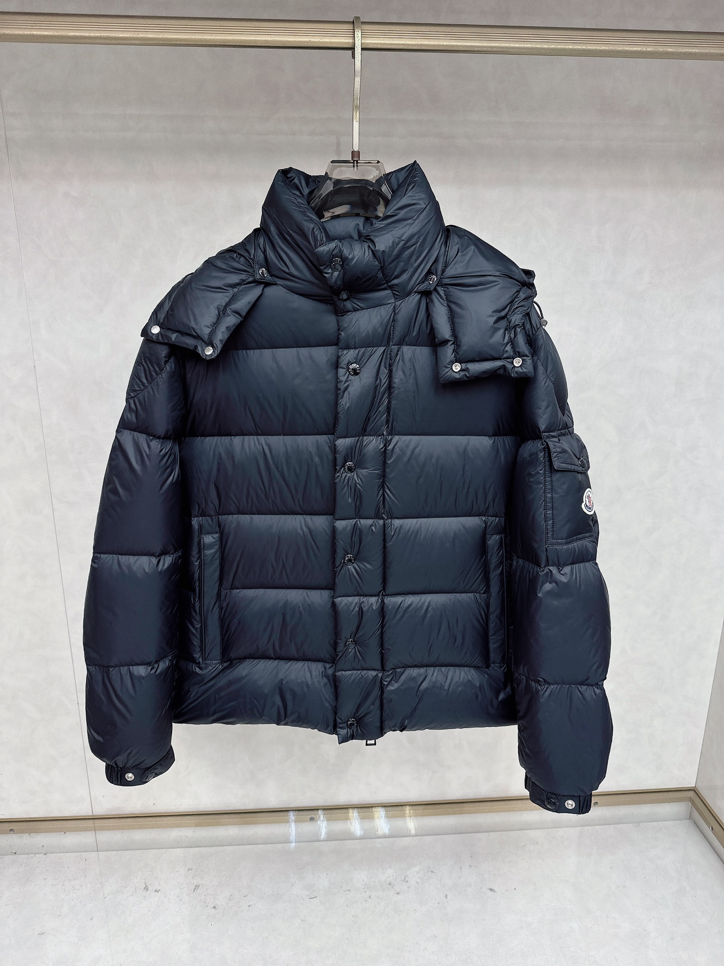 NO:661154,[Goose Down] Moncler Meng Mouth 2025 Autumn and Winter New Down Jacket Original 1:1 customized hardware accessories are all imported and original customization. Welcome to compare at the counter. Absolutely high quality. Made of top-grade 95 white goose down. Super soft. Filled with fluffy and full feathers. Super heavy fabrics with perfect workmanship. Pay attention to the fabrics are super comfortable. Exclusive model. Non-market goods. Same sizes for men and women 1-6, Moncler, down jacket,  19860909【鹅绒】 Moncler 蒙口 2025秋冬新款羽绒服 原版1:1订制五金配件全进口原版定制 欢迎专柜对比 绝对的高品质 采用顶级95白鹅绒 超柔软 充羽量蓬松饱满 超级重面料做工杠杠的版型完美 注意面料超舒服 独家款 非市场货 男女同款尺码1-6,,Moncler,down jacket, ,Men's clothing