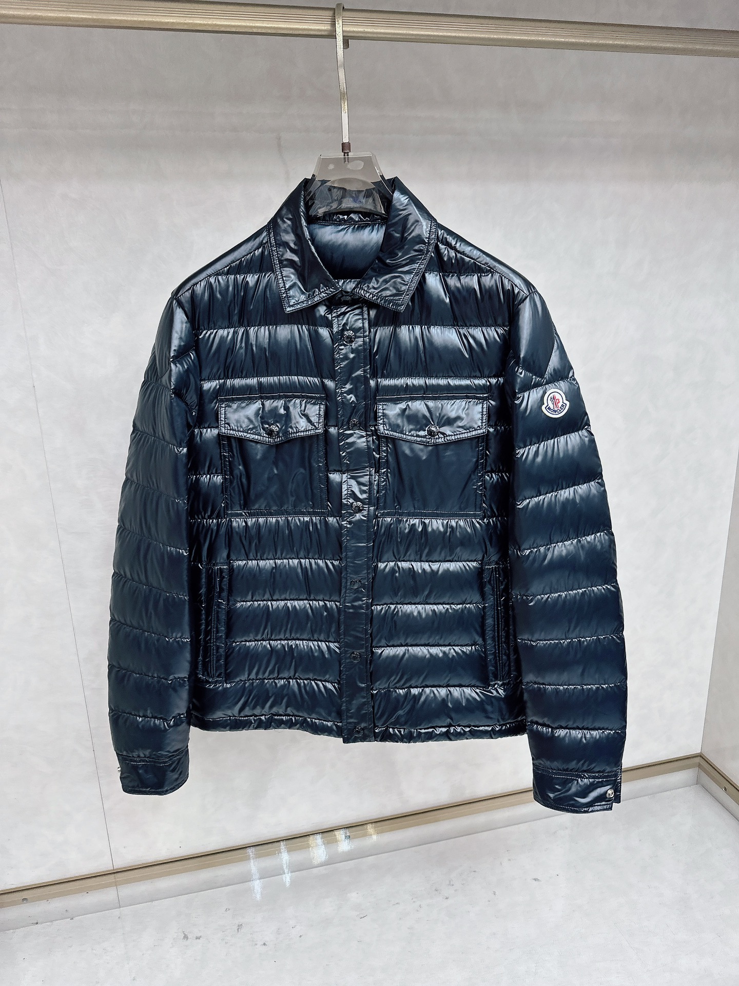 NO:661160,[Goose Down] Moncler Meng Mouth 2025 Autumn and Winter New Down Jacket Original 1:1 customized hardware accessories are all imported and original customization. Welcome to compare at the counter. Absolutely high quality. Made of top-grade 95 white goose down. Super soft. Filled with fluffy and full feathers. Super heavy fabrics with perfect workmanship. Pay attention to the fabrics are super comfortable. Exclusive model. Non-market goods. Same sizes for men and women 1-5, Moncler, down jacket,  19860909【鹅绒】 Moncler 蒙口 2025秋冬新款羽绒服 原版1:1订制五金配件全进口原版定制 欢迎专柜对比 绝对的高品质 采用顶级95白鹅绒 超柔软 充羽量蓬松饱满 超级重面料做工杠杠的版型完美 注意面料超舒服 独家款 非市场货 男女同款尺码1-5,,Moncler,down jacket, ,Men's clothing