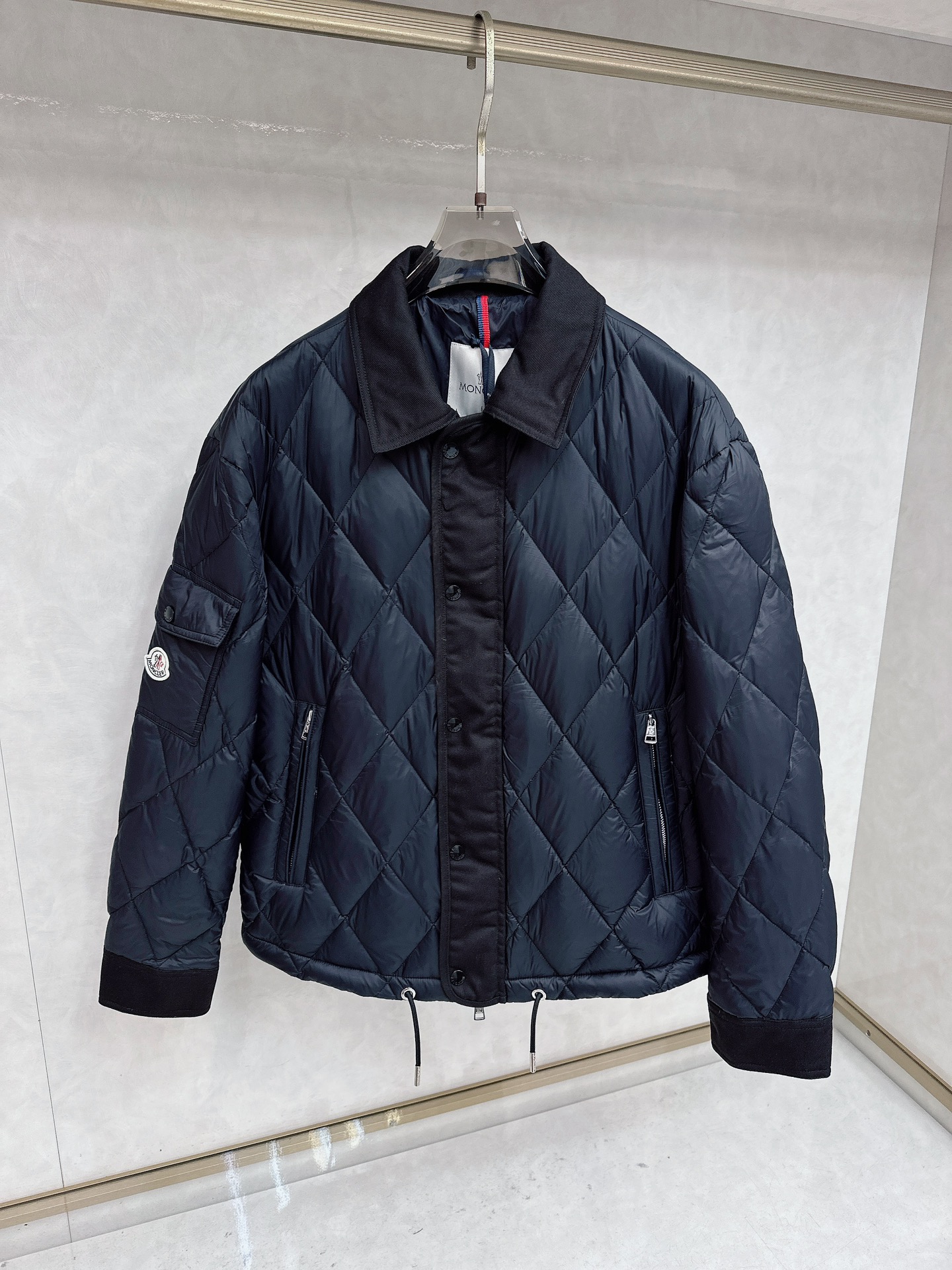 NO:661166,Moncler Meng Mouth Exclusive hot style 2025 autumn and winter new down jacket Original 1:1 customized hardware accessories are all imported and original customization Welcome to compare at the counter Absolutely high quality Use top 90 white duck down Super soft Filled with fluffy and full feathers Super heavy fabric workmanship and perfect fit Pay attention to the fabric is super comfortable Exclusive model Non-market goods Same style for men and women Size M-3XL,,Moncler,down jacket, 19860909Moncler 蒙口 独家爆款2025秋冬新款羽绒服 原版1:1订制五金配件全进口原版定制 欢迎专柜对比 绝对的高品质 采用顶级90白鸭绒 超柔软 充羽量蓬松饱满 超级重面料做工杠杠的版型完美 注意面料超舒服 独家款 非市场货 男女同款 码数M-3XL,,Moncler,down jacket, ,Men's clothing