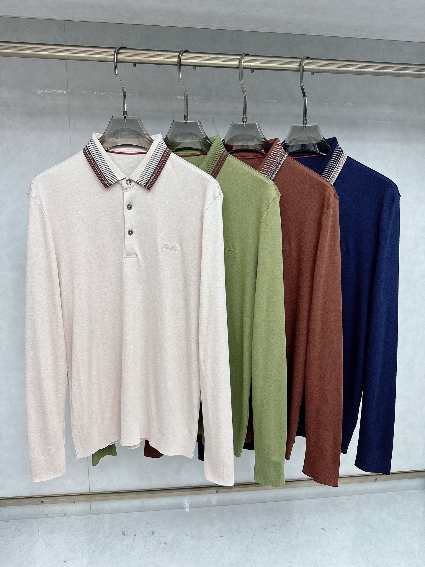 NO:598858,LP 1955FW new product  Light luxury men's lapel long-sleeved T-shirt# Selected imported cotton is made of high-density technology. It feels delicate and soft, skin-friendly and comfortable, breathable and sweat-absorbent, and has excellent moisture-wicking properties. It will be softer and skin-friendly after washing. The superior elasticity can better fit the body shape and outline the burly lines, raising the comfort to a new level. And this style is very suitable for this season. It is skin-friendly and warm to wear, and it can be worn alone as a base layer. It is also very fashionable and fashionable!  !  !  The concise style is meticulous and the clean tailoring simply adds a lot of points to the whole. It is a must-have piece for the wardrobe. This solid color style is the most attractive and is the best choice for daily commuting and leisure vacations!  !  Size M-XXXL,,loro piana,tees,t-shirt,alexander wang19860909LP 1955FW新品 轻奢男士翻领长袖T恤衫#精选客供进口棉采用高密度工艺打造而成,手感细腻柔软,亲肤舒适,透气吸汗,排湿性也是绝佳,清洗过后会更加柔和亲肤,优越的弹力能更好的贴合身形勾勒出魁梧的线条,将舒适度提升至全新高度,并且此款是非常符合这个季节穿着的一款,穿着亲肤又温暖,即可单穿直接当打底也是非常时尚洋气的！！！ 简洁的版型一丝不苟,干净利落的裁剪简直就是为整体加分不少 ,完全是属于衣柜必备的一件了,这种纯色的款式是最耐看的,日常通勤,休闲度假都是最佳选择！！ 尺码M-XXXL,,loro piana,tees，t-shirt,alexander wang,Men's clothing