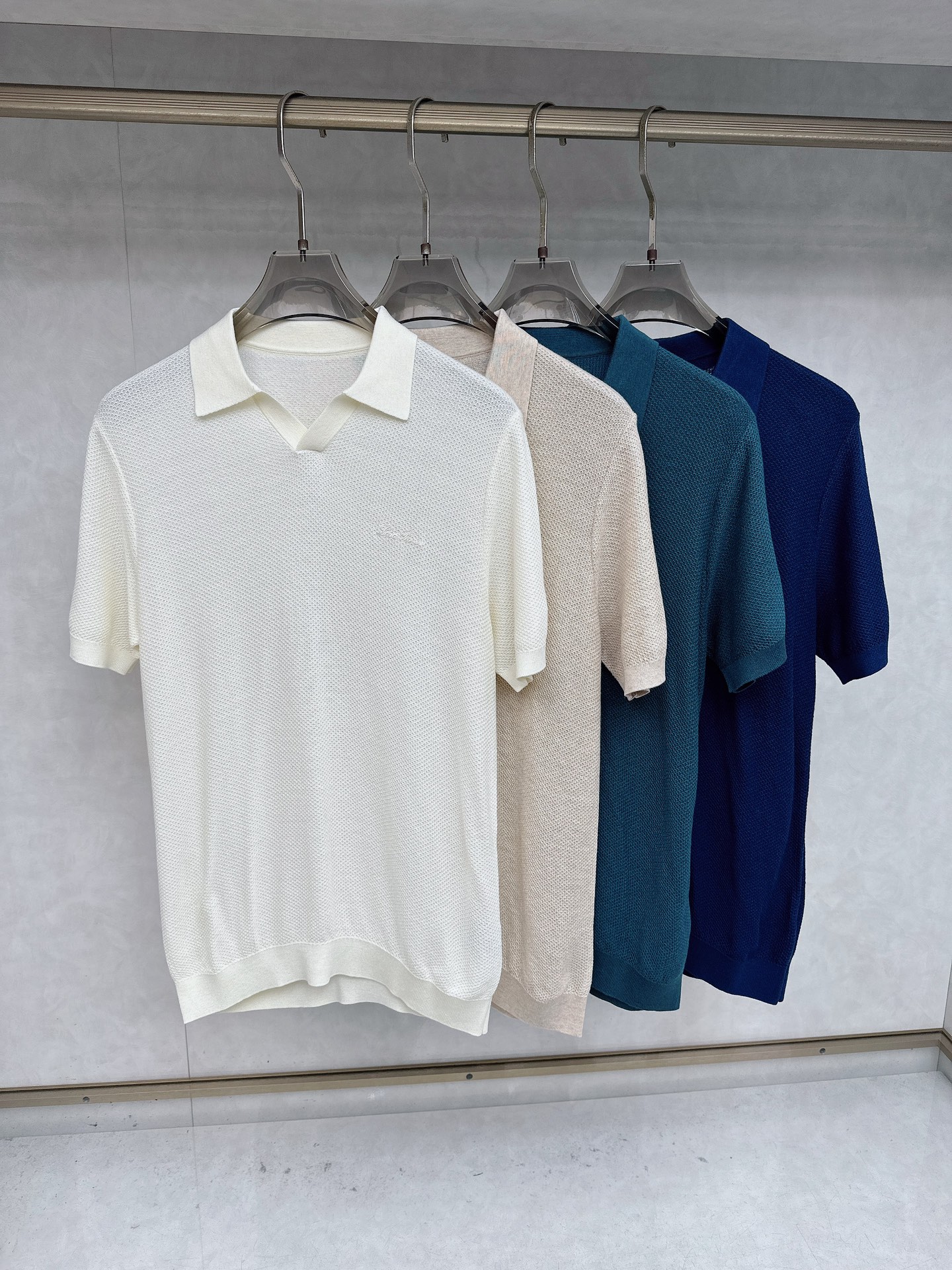 NO:598864,LP 1955FW new product  Light luxury men's lapel long-sleeved T-shirt# Selected imported cotton is made of high-density technology. It feels delicate and soft, skin-friendly and comfortable, breathable and sweat-absorbent, and has excellent moisture-wicking properties. It will be softer and skin-friendly after washing. The superior elasticity can better fit the body shape and outline the burly lines, raising the comfort to a new level. And this style is very suitable for this season. It is skin-friendly and warm to wear, and it can be worn alone as a base layer. It is also very fashionable and fashionable!  !  !  The concise style is meticulous and the clean tailoring simply adds a lot of points to the whole. It is a must-have piece for the wardrobe. This solid color style is the most attractive and is the best choice for daily commuting and leisure vacations!  !  Size M-XXXL,,loro piana,tees,t-shirt,alexander wang19860909LP 1955FW新品 轻奢男士翻领长袖T恤衫#精选客供进口棉采用高密度工艺打造而成,手感细腻柔软,亲肤舒适,透气吸汗,排湿性也是绝佳,清洗过后会更加柔和亲肤,优越的弹力能更好的贴合身形勾勒出魁梧的线条,将舒适度提升至全新高度,并且此款是非常符合这个季节穿着的一款,穿着亲肤又温暖,即可单穿直接当打底也是非常时尚洋气的！！！ 简洁的版型一丝不苟,干净利落的裁剪简直就是为整体加分不少 ,完全是属于衣柜必备的一件了,这种纯色的款式是最耐看的,日常通勤,休闲度假都是最佳选择！！ 尺码M-XXXL,,loro piana,tees，t-shirt,alexander wang,Men's clothing