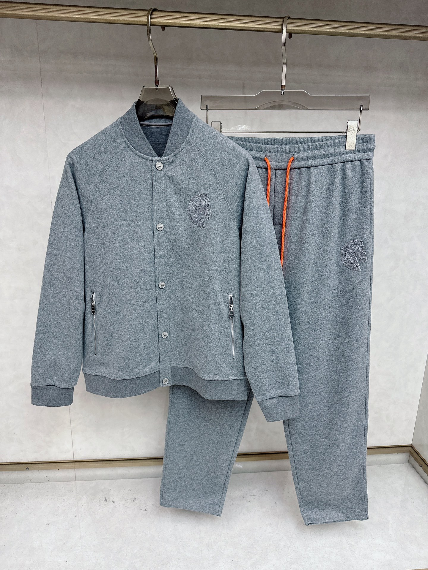 NO:598867,Hermès 2025 autumn and winter new fashionable casual suit. The brand's classic LOGO. It is extremely comfortable and has a strong touch. It is highly recognizable. Customized imported fabrics with fresh color and fine workmanship. The upper body is awesome. [Size] M-3XL,,hermes,alexander wang19860909爱马仕 2025秋冬新款时尚休闲套装 品牌经典LOGO ,舒适度极好,手触感强烈.辨识度极高 定制进口面料 色泽清新 做工精细 ～上身超赞【码数】 M-3XL,,hermes,alexander wang,Men's clothing