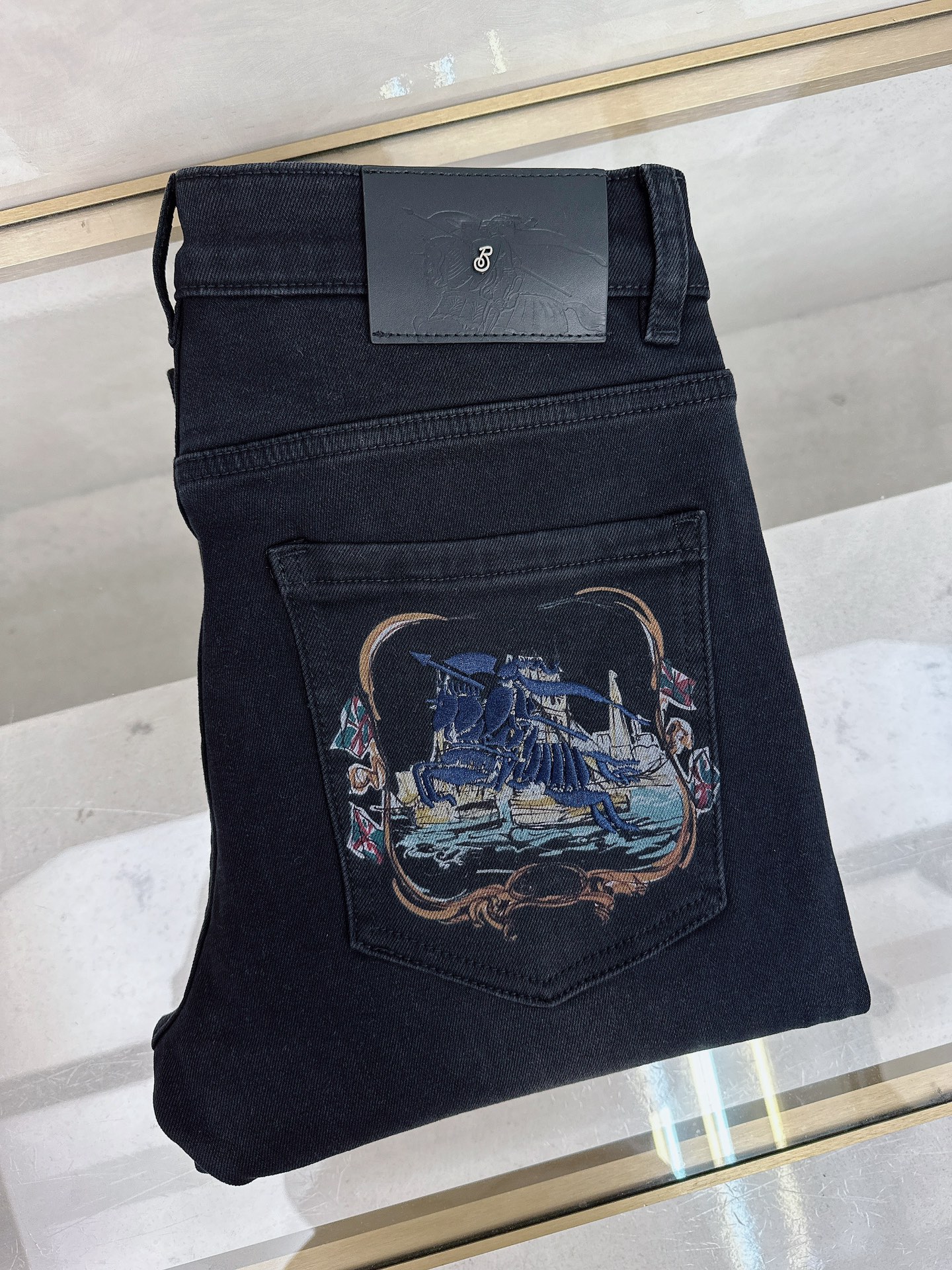 NO:598841,Burberry's 2025 autumn and winter new styles are now on the market. The original hot-selling jeans are super customized, with original hardware, super heavy craftsmanship, awesome styles and impeccable details!  The styles are not picky, they are very high-end, good stuff waits for no one, if you like it, hurry up and get it, sizes 29-38, burberry, jeans, alexander wang19860909巴宝莉 2025秋冬新款现货上市,原单爆款牛仔裤超级定制款,原版五金,超级重工工艺,版型超赞细节做工无可挑剔！款式不挑人,特别高档,好货不等人,看中赶紧下手,尺码29-38,,burberry,jeans,alexander wang,Men's clothing