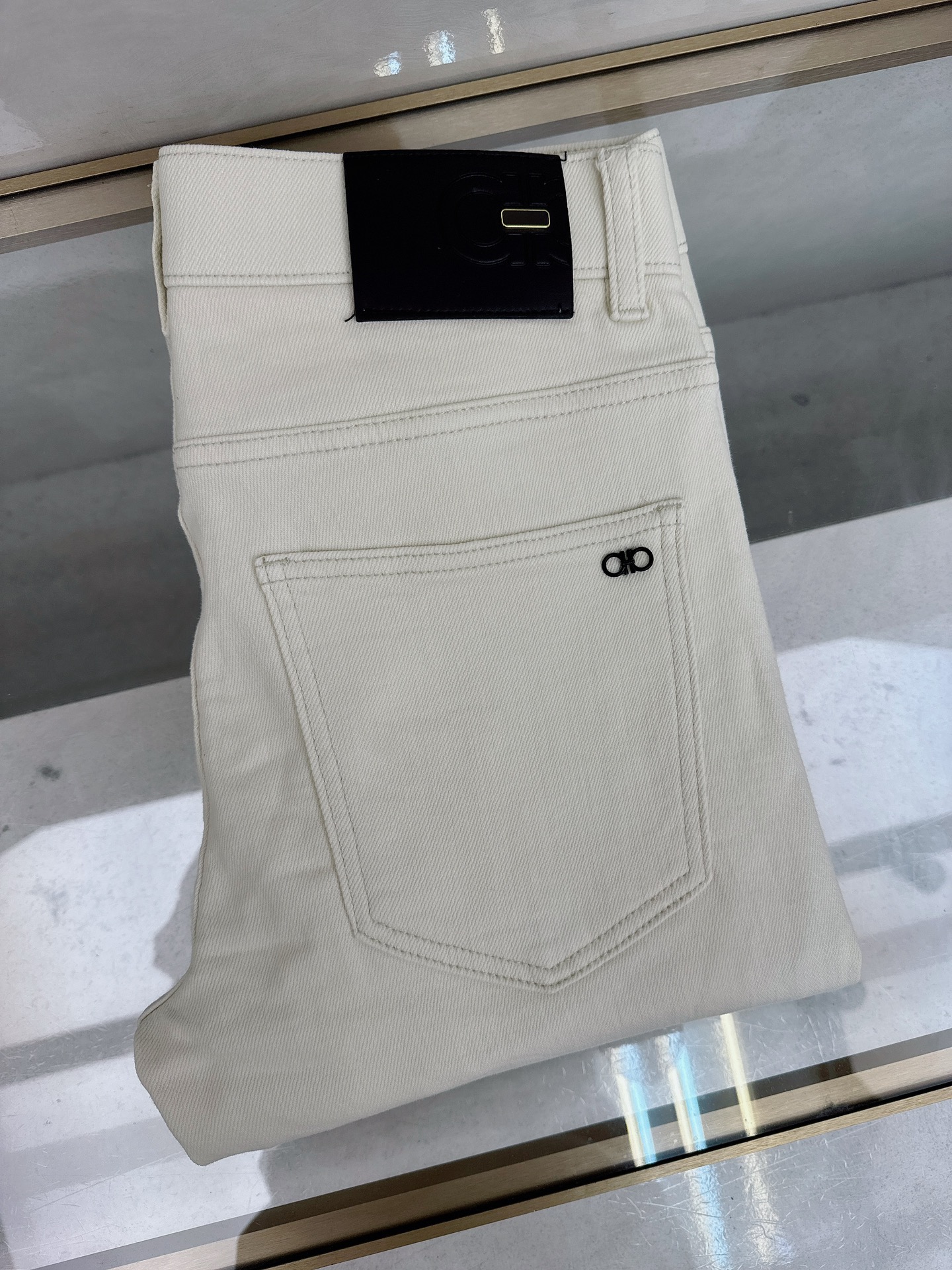 NO:598843,Ferragamo's 2025 autumn and winter new styles are now on the market. The original hot-selling jeans are super customized, with original hardware, super heavy craftsmanship, awesome styles and impeccable details!  The style is not picky, it is very high-end, good stuff waits for no one, hurry up and get it if you like it, sizes 29-38, ferragamo, jeans, alexander wang19860909菲拉格慕 2025秋冬新款现货上市,原单爆款牛仔裤超级定制款,原版五金,超级重工工艺,版型超赞细节做工无可挑剔！款式不挑人,特别高档,好货不等人,看中赶紧下手,尺码29-38,,ferragamo,jeans,alexander wang,Men's clothing