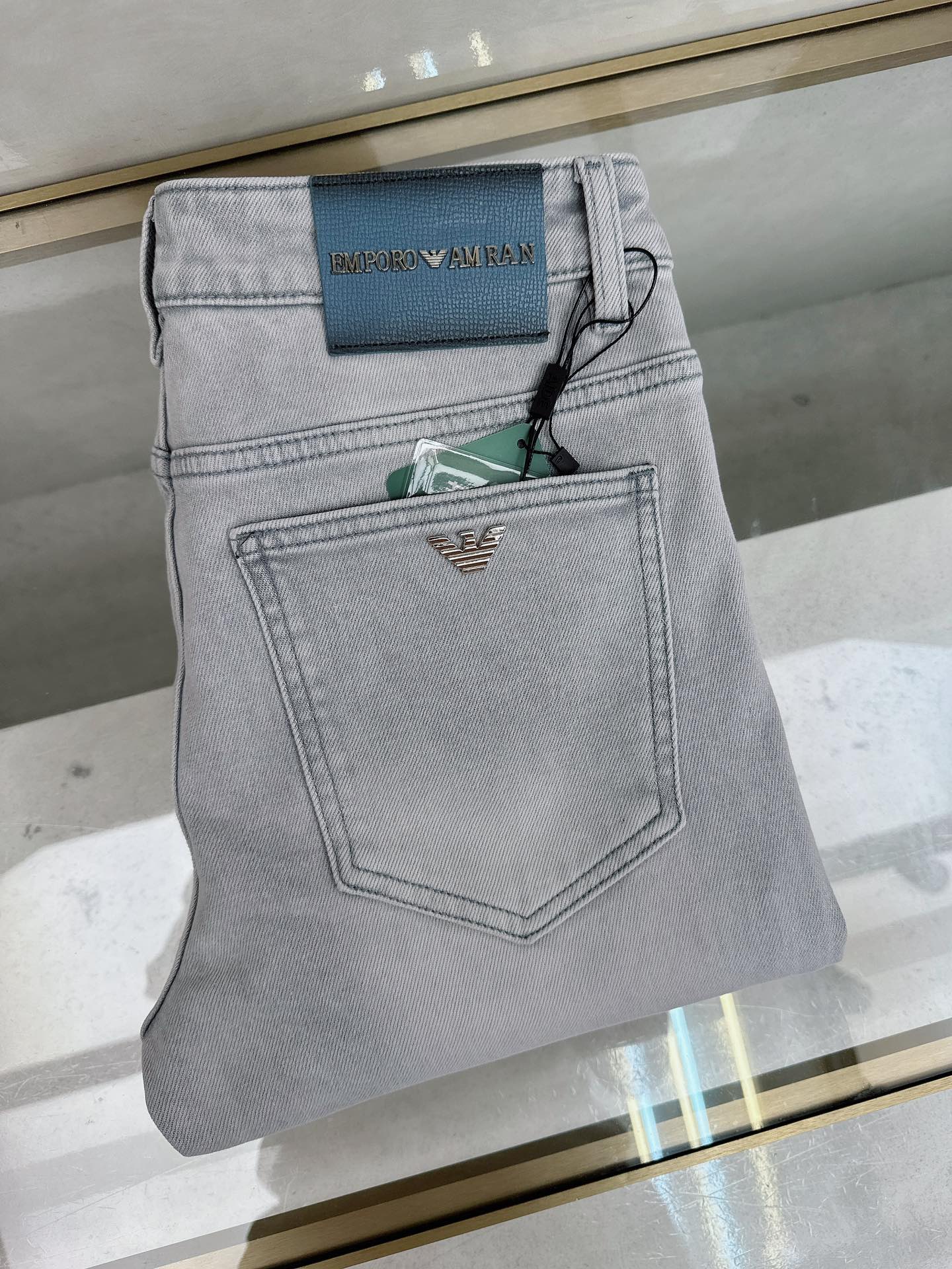 NO:598845,Armani's 2025 autumn and winter new styles are on the market, the original hot-selling jeans are super customized, original hardware, super heavy craftsmanship, awesome styles and impeccable details!  The style is not picky, it is very high-end, good stuff waits for no one, hurry up and get it if you like it, sizes 29-38, armani, jeans, alexander wang19860909阿玛尼 2025秋冬新款现货上市,原单爆款牛仔裤超级定制款,原版五金,超级重工工艺,版型超赞细节做工无可挑剔！款式不挑人,特别高档,好货不等人,看中赶紧下手,尺码29-38,,armani,jeans,alexander wang,Men's clothing