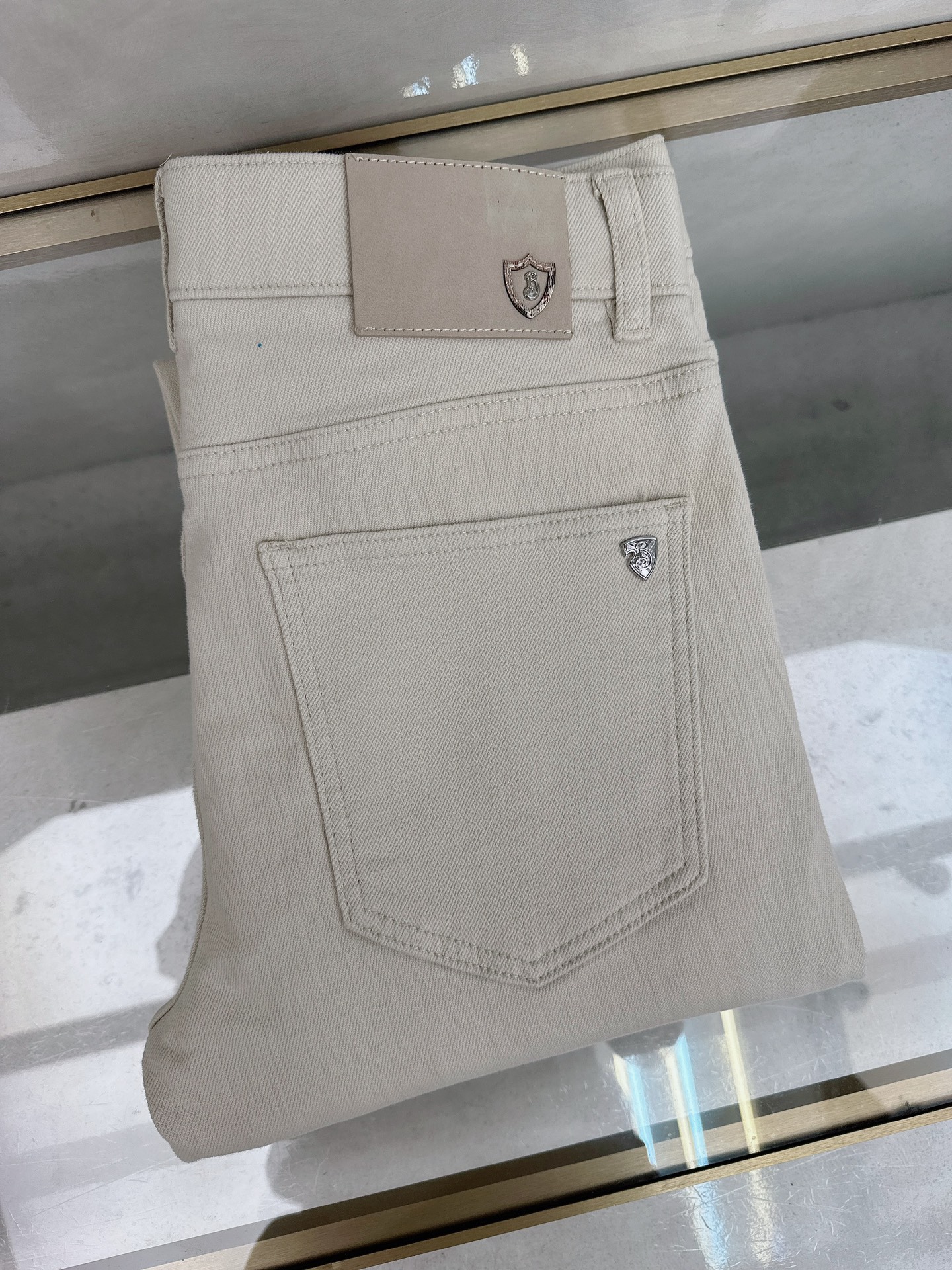 NO:598855,Burberry's 2025 autumn and winter new styles are now on the market. The original hot-selling jeans are super customized, with original hardware, super heavy craftsmanship, awesome styles and impeccable details!  The styles are not picky, they are very high-end, good stuff waits for no one, if you like it, hurry up and get it, sizes 29-38, burberry, jeans, alexander wang19860909巴宝莉 2025秋冬新款现货上市,原单爆款牛仔裤超级定制款,原版五金,超级重工工艺,版型超赞细节做工无可挑剔！款式不挑人,特别高档,好货不等人,看中赶紧下手,尺码29-38,,burberry,jeans,alexander wang,Men's clothing