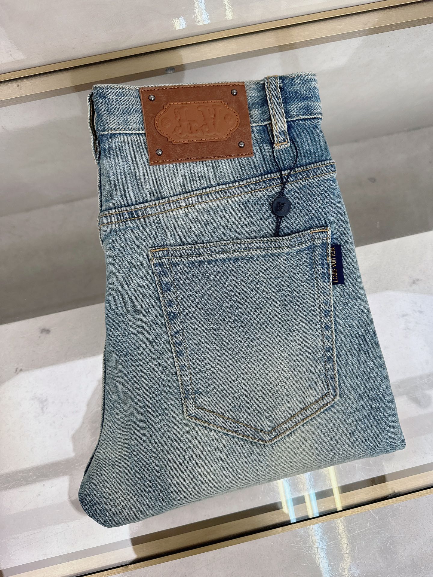 NO:598848,LV new autumn and winter official website is on sale at the same time, new autumn and winter men's casual jeans, original quality, customized original denim fabric, logo pattern design, body original hardware accessories decoration, three-dimensional and clear, c super trendy personality, fashionable and stylish upper body!  Must-have items for trendy men, sizes 28-38, Louis Vuitton, Jeans, Alexander Wang19860909LV 秋冬新款官网同步发售,秋冬新品男士休闲牛仔裤,原单品质,定制原版牛仔面料,logo图案设计,身原版五金辅料装饰,立体清晰,c超级潮流个性,上身时尚有型！潮男必备单品 码数28-38,,louis vuitton,jeans,alexander wang,Men's clothing