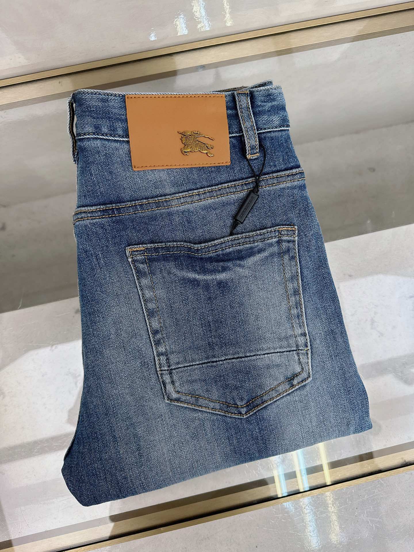 NO:598850,Burberry's new autumn and winter styles are on sale simultaneously on the official website. New autumn and winter men's casual jeans, original quality, customized original denim fabrics, logo pattern design, body decoration with original hardware accessories, three-dimensional and clear, c super trendy personality, fashionable and stylish upper body!  Must-have items for trendy men in sizes 28-38, burberry, jeans, alexander wang19860909巴宝莉 秋冬新款官网同步发售,秋冬新品男士休闲牛仔裤,原单品质,定制原版牛仔面料,logo图案设计,身原版五金辅料装饰,立体清晰,c超级潮流个性,上身时尚有型！潮男必备单品 码数28-38,,burberry,jeans,alexander wang,Men's clothing