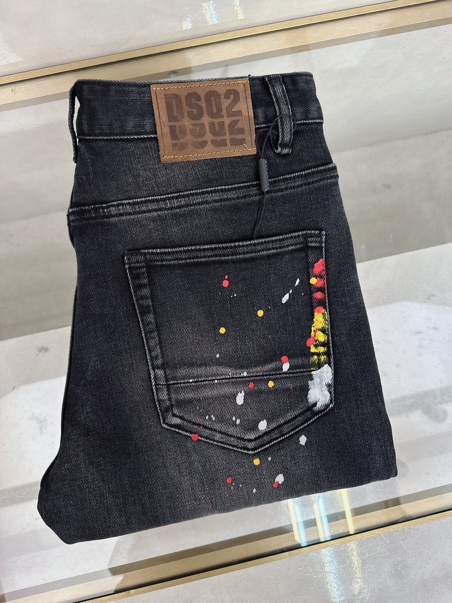 NO:598852,D2 new fall and winter new models are on sale simultaneously on the official website, new fall and winter men's casual jeans, original quality, customized original denim fabrics, logo pattern design, original body hardware decoration, clear three-dimensional, c super trendy personality, fashionable and stylish upper body!  Must-have items for trendy men in sizes 28-38, jeans, alexander wang19860909D2 秋冬新款官网同步发售,秋冬新品男士休闲牛仔裤,原单品质,定制原版牛仔面料,logo图案设计,身原版五金辅料装饰,立体清晰,c超级潮流个性,上身时尚有型！潮男必备单品 码数28-38,,jeans,alexander wang,Men's clothing