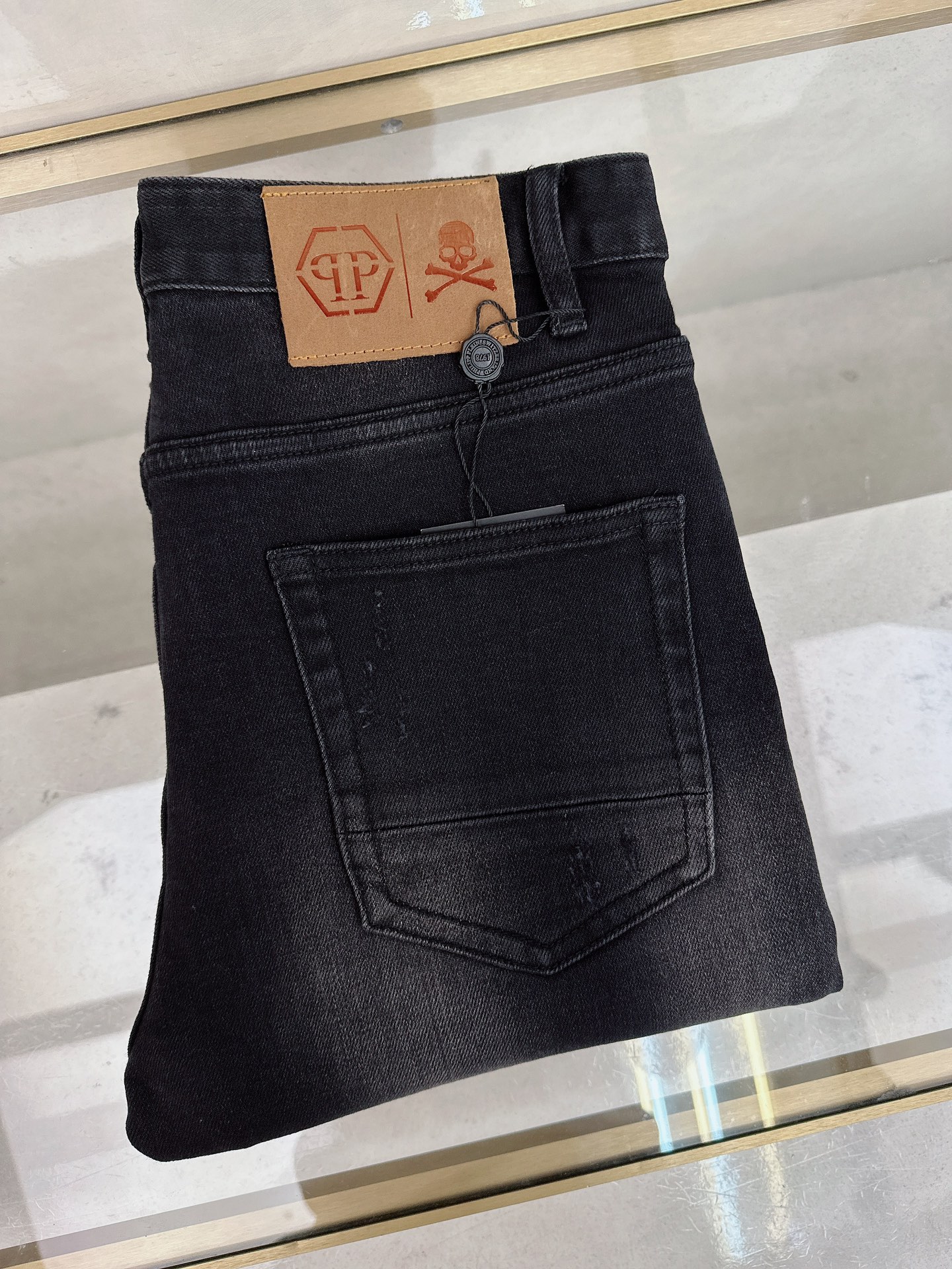 NO:598854,PP's new autumn and winter official website is on sale simultaneously, new autumn and winter men's casual jeans, original quality, customized original denim fabric, logo pattern design, body decoration with original hardware accessories, three-dimensional and clear, c super trendy personality, fashionable and stylish upper body!  A must-have item for trendy men in sizes 28-38, jeans, alexander wang19860909PP 秋冬新款官网同步发售,秋冬新品男士休闲牛仔裤,原单品质,定制原版牛仔面料,logo图案设计,身原版五金辅料装饰,立体清晰,c超级潮流个性,上身时尚有型！潮男必备单品 码数28-38,,jeans,alexander wang,Men's clothing