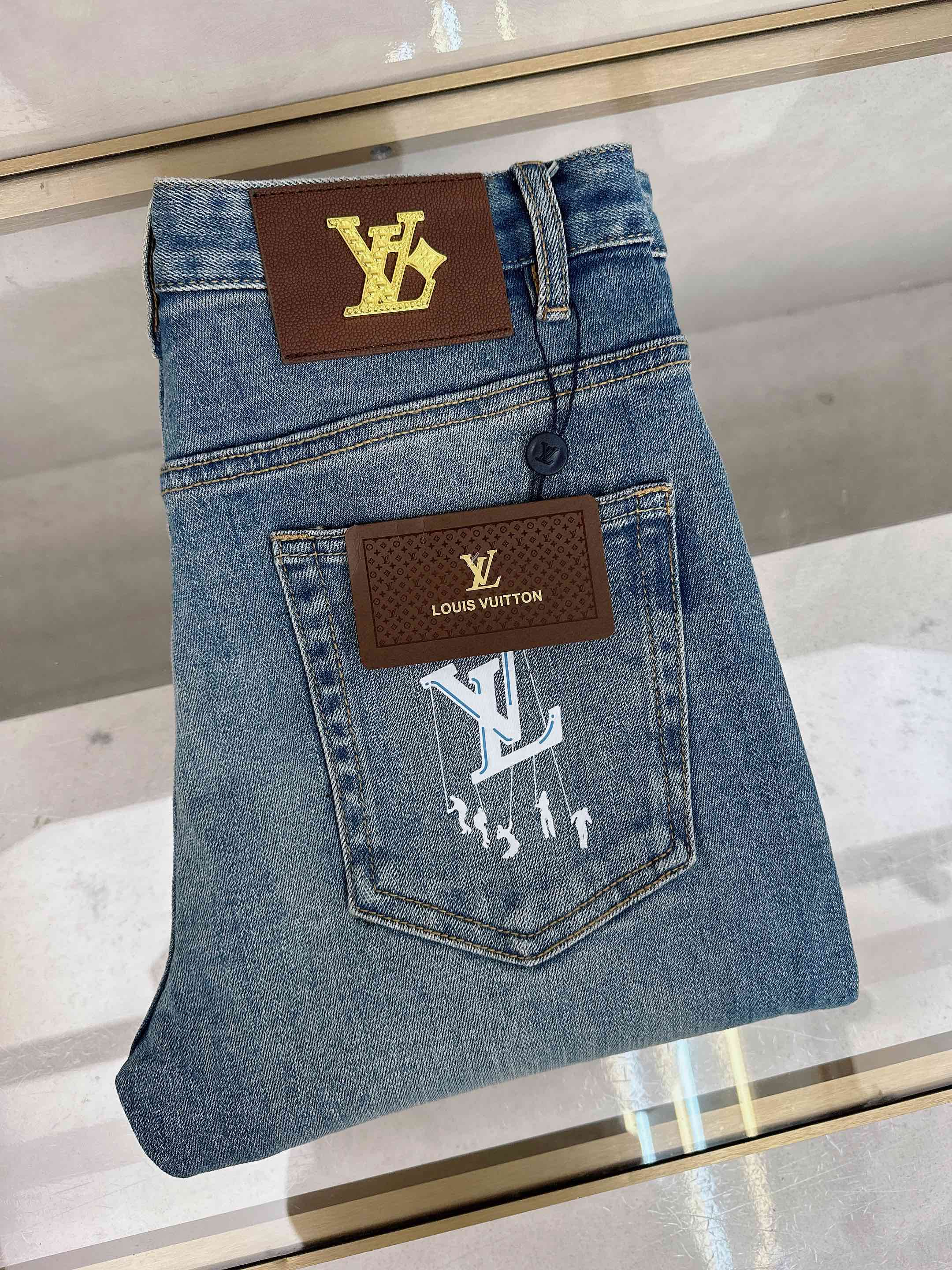 NO:598856,LV 2025 autumn and winter new styles are on sale simultaneously on the official website, 2025 autumn and winter new men's casual jeans, original quality, customized original denim fabrics, logo pattern design, body decoration with original hardware accessories, three-dimensional and clear, c super trendy personality, fashionable and stylish upper body!  Must-have items for trendy men, sizes 28-38, Louis Vuitton, Jeans, Alexander Wang19860909LV 2025秋冬新款官网同步发售,2025秋冬新品男士休闲牛仔裤,原单品质,定制原版牛仔面料,logo图案设计,身原版五金辅料装饰,立体清晰,c超级潮流个性,上身时尚有型！潮男必备单品 码数28-38,,louis vuitton,jeans,alexander wang,Men's clothing