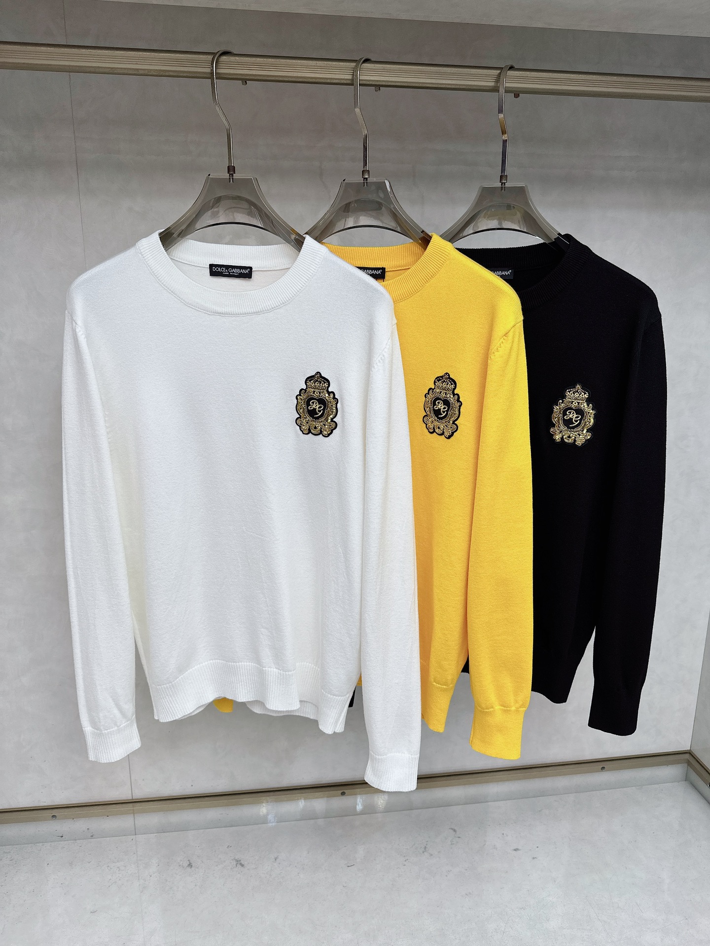 NO:601238,DG 25ss autumn [new product] new trade order round neck long sleeves!  Internet celebrity model!  The upper body is comfortable and breathable, not stiff, and the whole body has a rich three-dimensional sense. It is a high-quality export order that meets the simple needs of commuters. The upper body effect is very good, slimming, and not picky about the figure. The fabric workmanship... is impeccable. Only good workmanship and good fabrics can make you wear a good taste. A must-have item. Size M-3XL,, alexander wang19860909DG 25ss秋季【新品】新款贸易订单圆领长袖！网红款！上身舒适透气,不僵硬,整体有着丰富的立体感,品质出口订单,满足通勤人们对于着装的简约需求,上身效果很好,显瘦,不挑剔身材.面料做工....无可挑剔,好工艺好面料才能穿出好品味一款,人手必备单品 码数M-3XL,,alexander wang,Men's clothing