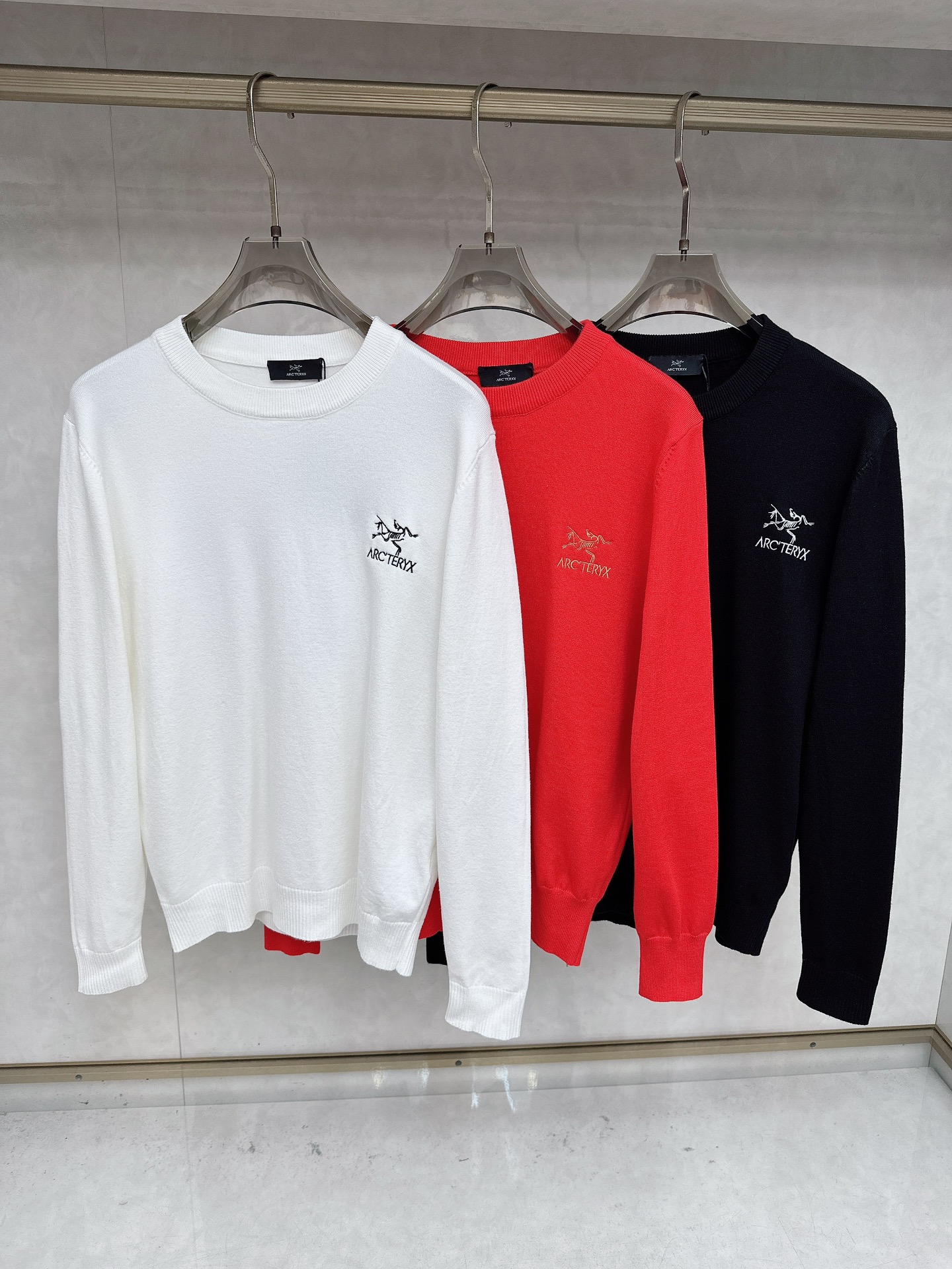 NO:601241,Arc'teryx 25ss Autumn [New Product] New Trade Order Round Neck Long Sleeve!  Internet celebrity model!  The upper body is comfortable and breathable, not stiff, and the whole body has a rich three-dimensional sense. It is a quality export order that meets the simple needs of commuters. The upper body effect is very good, slimming, and not picky about the figure. The fabric workmanship... is impeccable. Only good craftsmanship and good fabrics can make you wear a good taste. A must-have item. Size M-3XL, arc'teryx, alexander wang19860909始祖鸟 25ss秋季【新品】新款贸易订单圆领长袖！网红款！上身舒适透气,不僵硬,整体有着丰富的立体感,品质出口订单,满足通勤人们对于着装的简约需求,上身效果很好,显瘦,不挑剔身材.面料做工....无可挑剔,好工艺好面料才能穿出好品味一款,人手必备单品 码数M-3XL,arc'teryx,alexander wang,Men's clothing