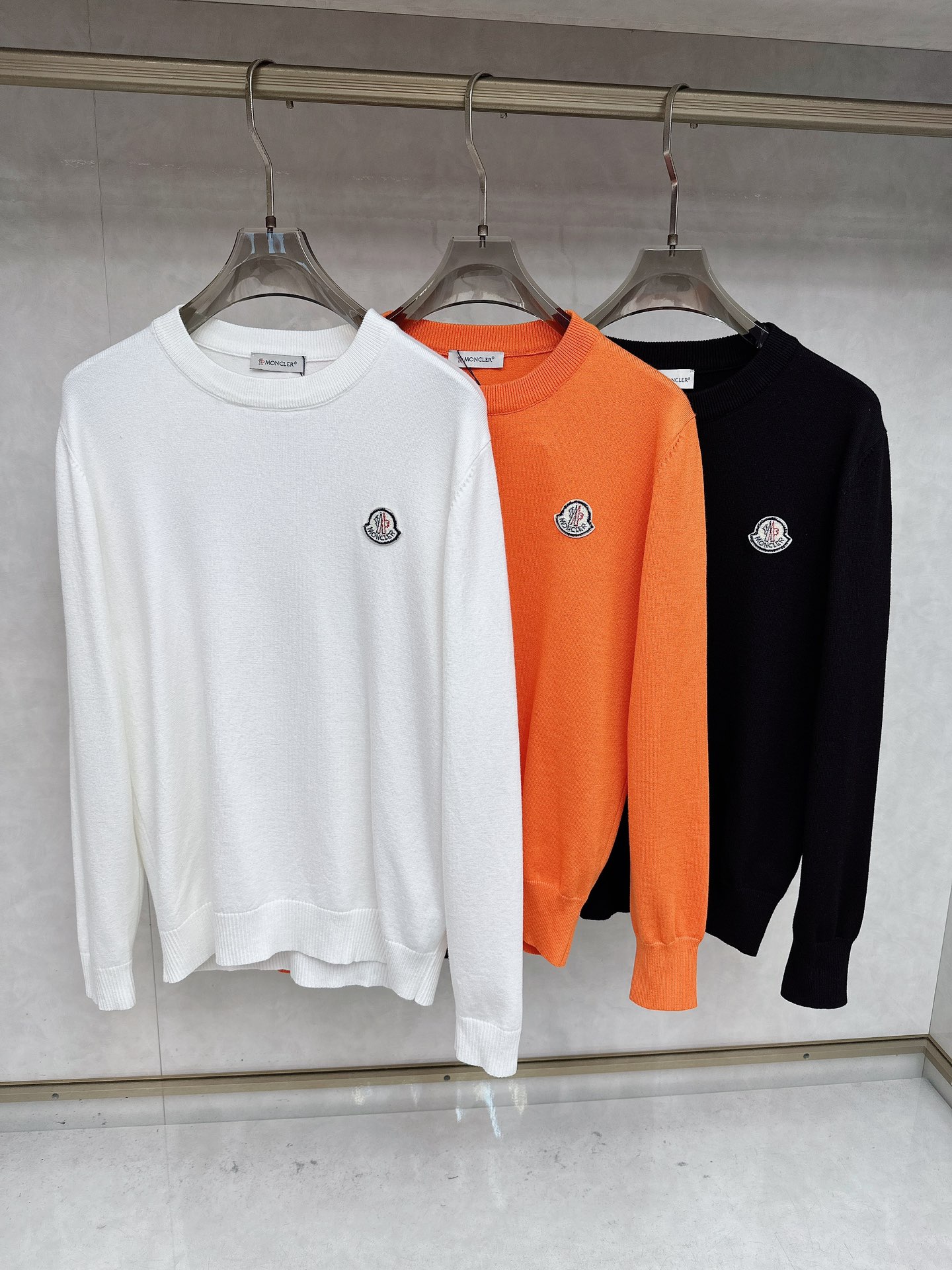 NO:601244,Meng Mouth 25ss Autumn [New Product] New Trade Order Round Neck Long Sleeve!  Internet celebrity model!  The upper body is comfortable and breathable, not stiff, and the whole body has a rich three-dimensional sense. It is a quality export order that meets the simple needs of commuters. The upper body effect is very good, slimming, and not picky about the figure. The fabric workmanship... is impeccable. Good craftsmanship and good fabrics can make you wear a good taste. A must-have item. Size M-3XL, Moncler, alexander wang19860909蒙口 25ss秋季【新品】新款贸易订单圆领长袖！网红款！上身舒适透气,不僵硬,整体有着丰富的立体感,品质出口订单,满足通勤人们对于着装的简约需求,上身效果很好,显瘦,不挑剔身材.面料做工....无可挑剔,好工艺好面料才能穿出好品味一款,人手必备单品 码数M-3XL,,Moncler,alexander wang,Men's clothing